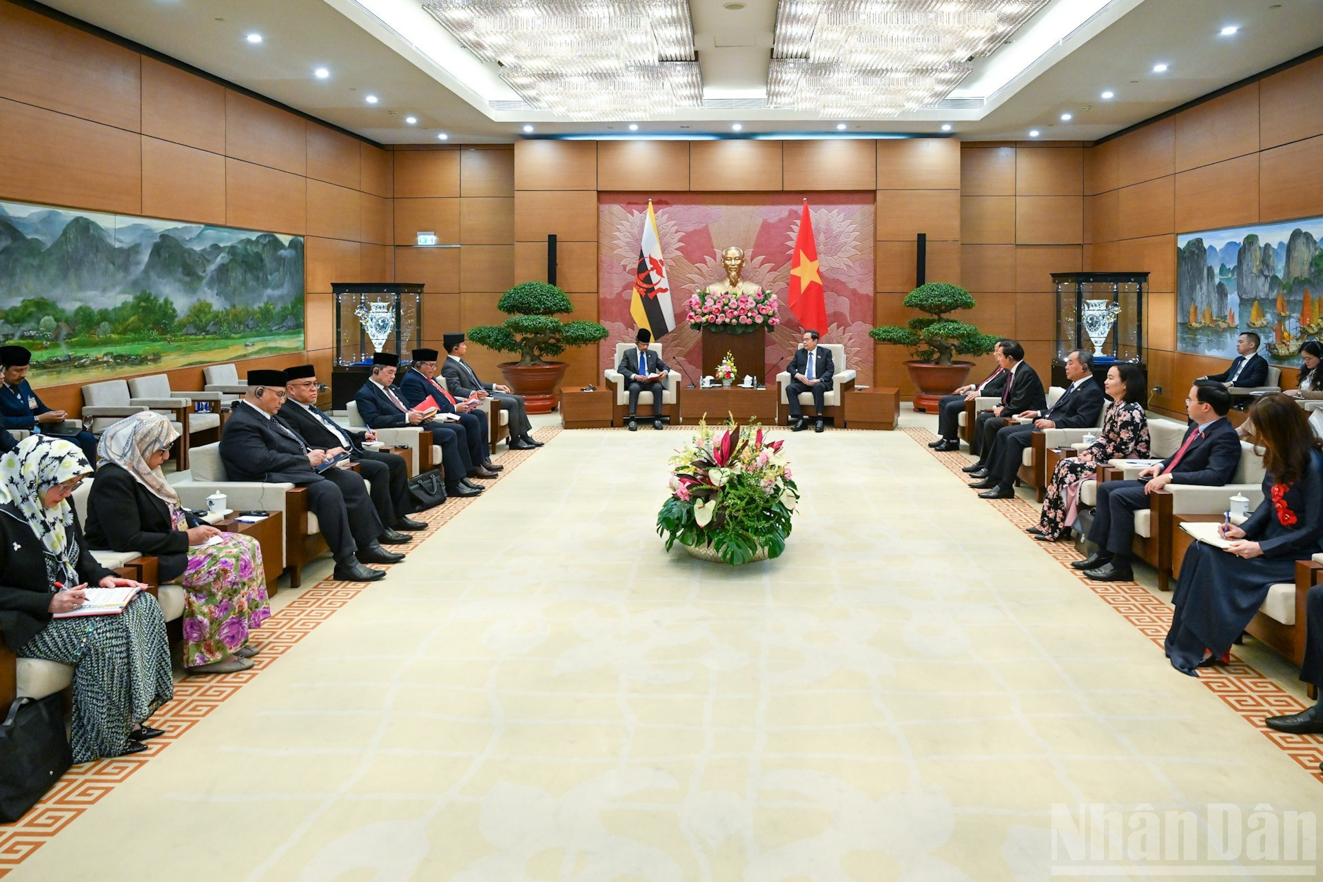 À cette occasion, le sultan Haji Hassanal Bolkiah a cordialement invité le président de l’AN Tran Thanh Man à effectuer une visite à Brunei à un moment approprié. Le dirigeant vietnamien a accepté l’invitation avec plaisir. Photo : Duy Linh/NDEL