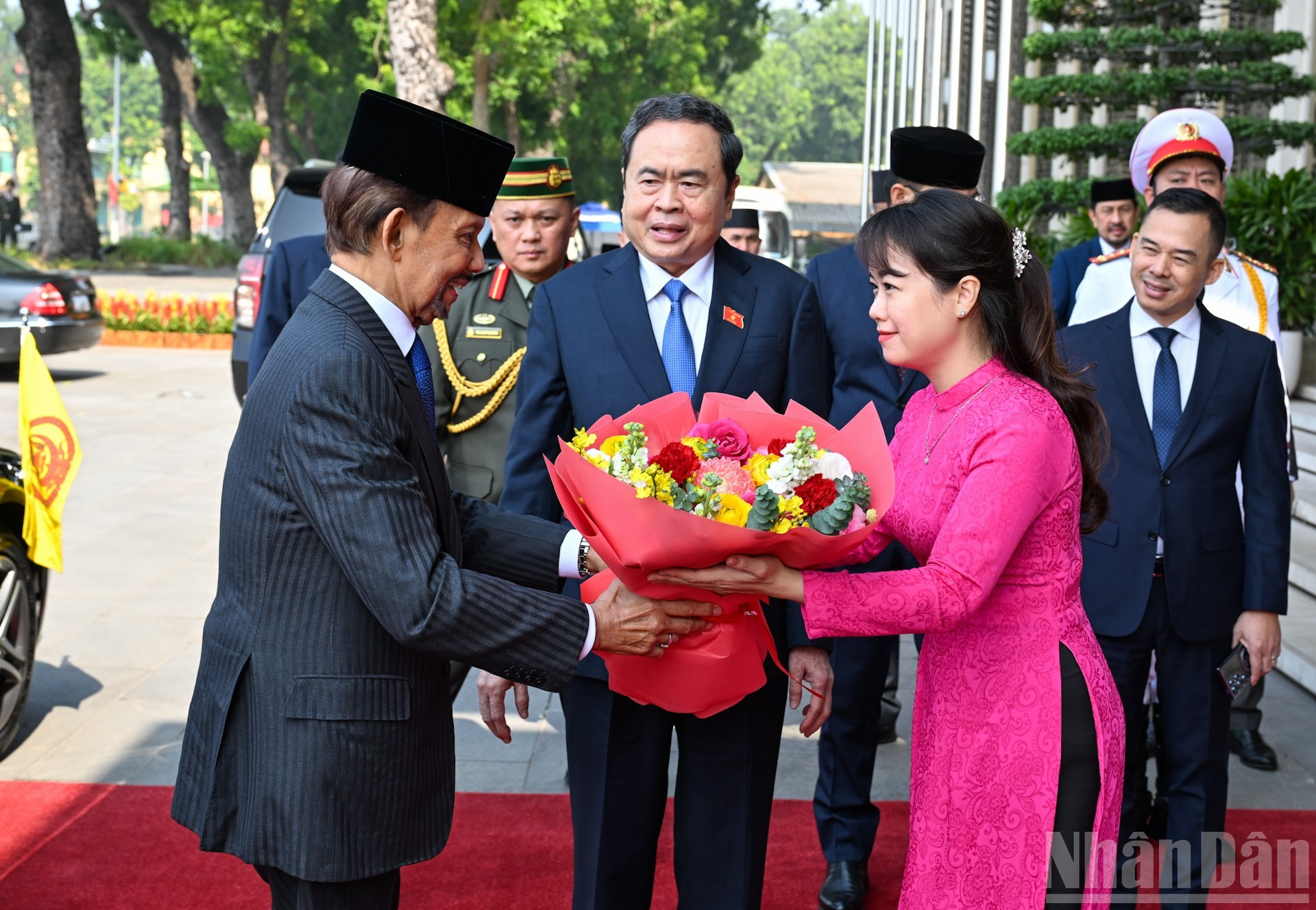 Des membres du bureau de l’Assemblée nationale vietnamienne offrent un bouquet de bienvenue au sultan de Brunei, Haji Hassanal Bolkiah. Photo : Duy Linh/NDEL
