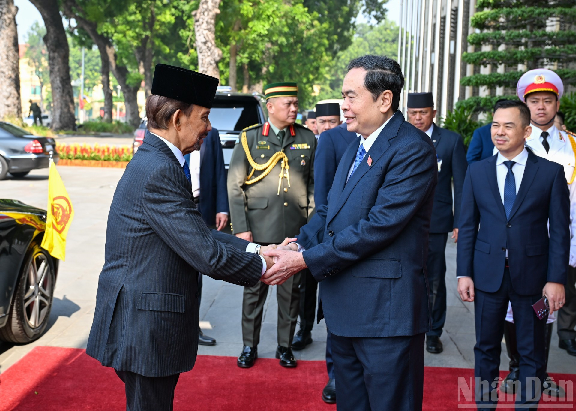 Le président de l’AN vietnamienne Tran Thanh Man accueille solennellement le sultan de Brunei, Haji Hassanal Bolkiah, devant le bâtiment de l’Assemblée nationale. Photo : Duy Linh/NDEL