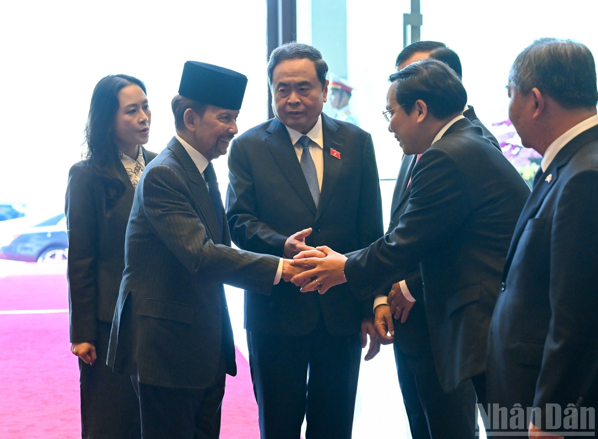 Présentation des membres de la délégation vietnamienne au sultan de Brunei. Photo : Duy Linh/NDEL