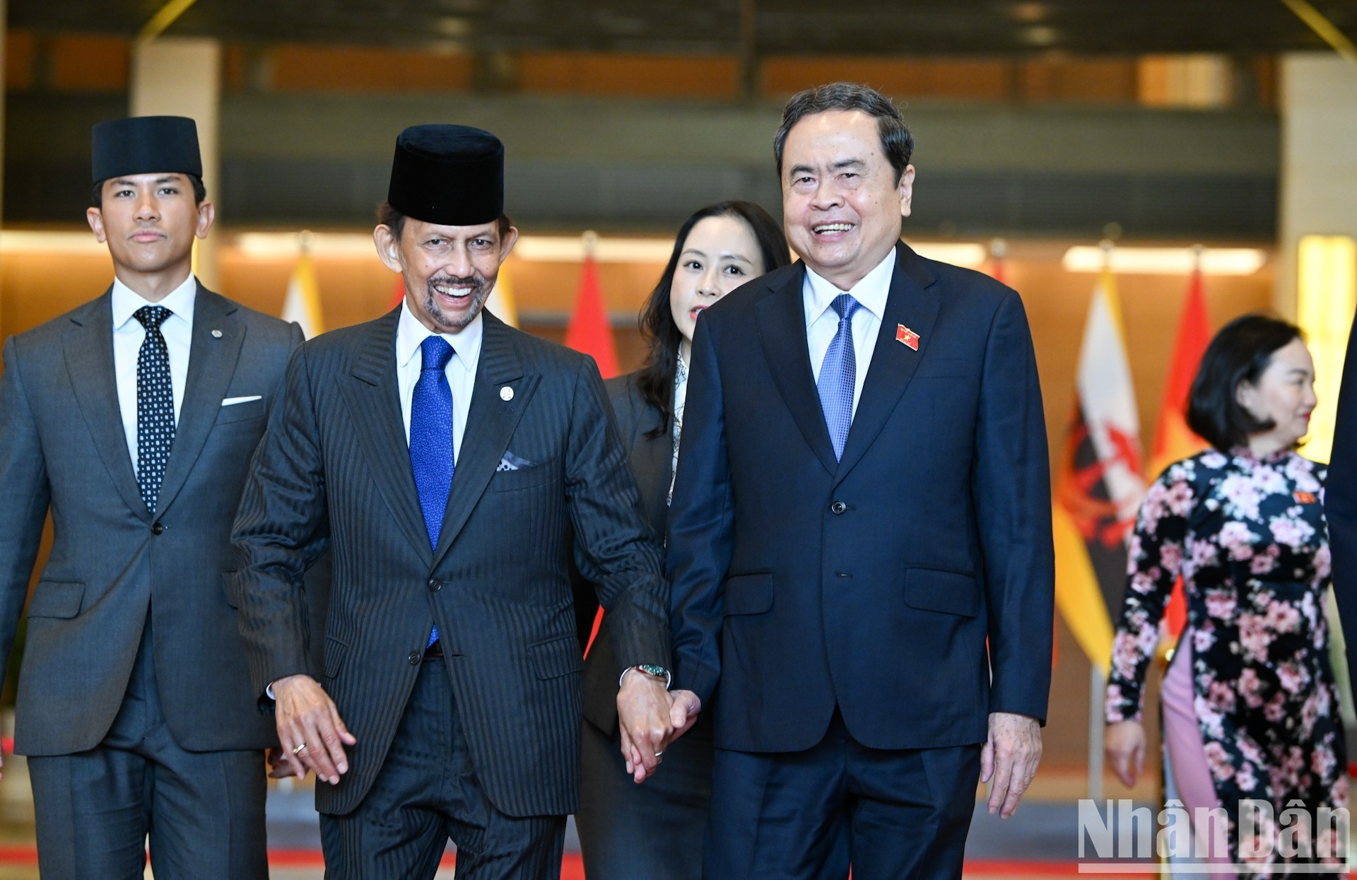Le président de l'AN vietnamienne, Tran Thanh Man (à droite), et le sultan de Brunei, Haji Hassanal Bolkiah, le 1er décembre à Hanoi. Photo : Duy Linh/NDEL