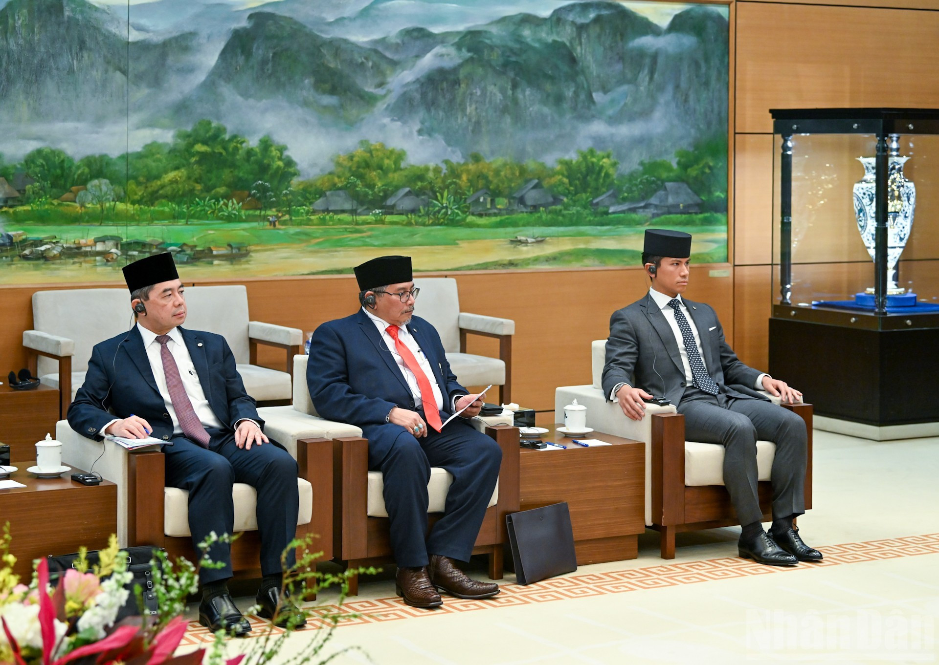 Des cadres et fonctionnaires accompagnant le sultan du Brunei, Haji Hassanal Bolkiah, lors de l&apos;entrevue. Photo : Duy Linh/NDEL