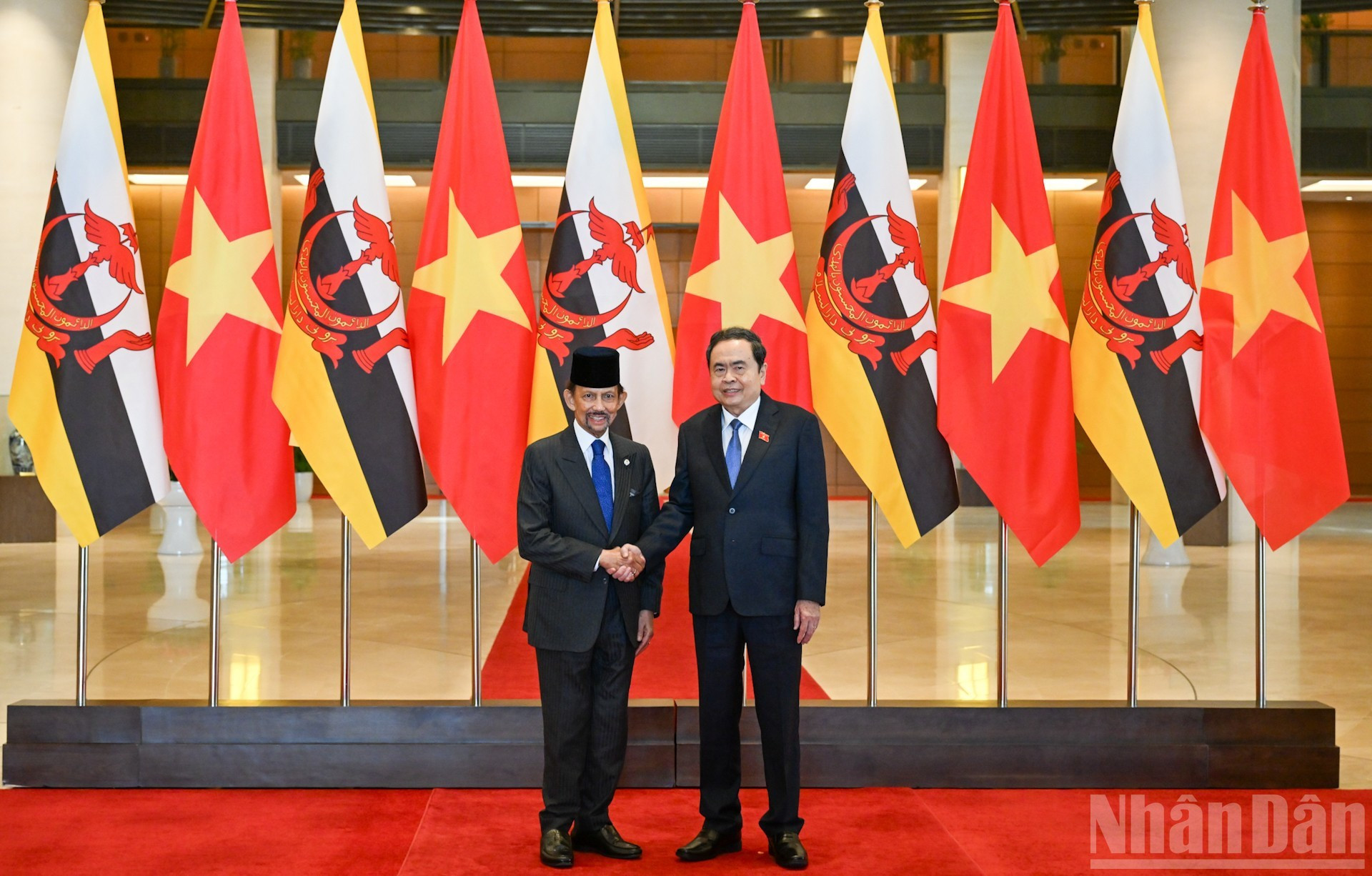 Le président de l&apos;AN vietnamienne, Tran Thanh Man (à droite), et le sultan de Brunei, Haji Hassanal Bolkiah, le 1er décembre à Hanoi. Photo : Duy Linh/NDEL