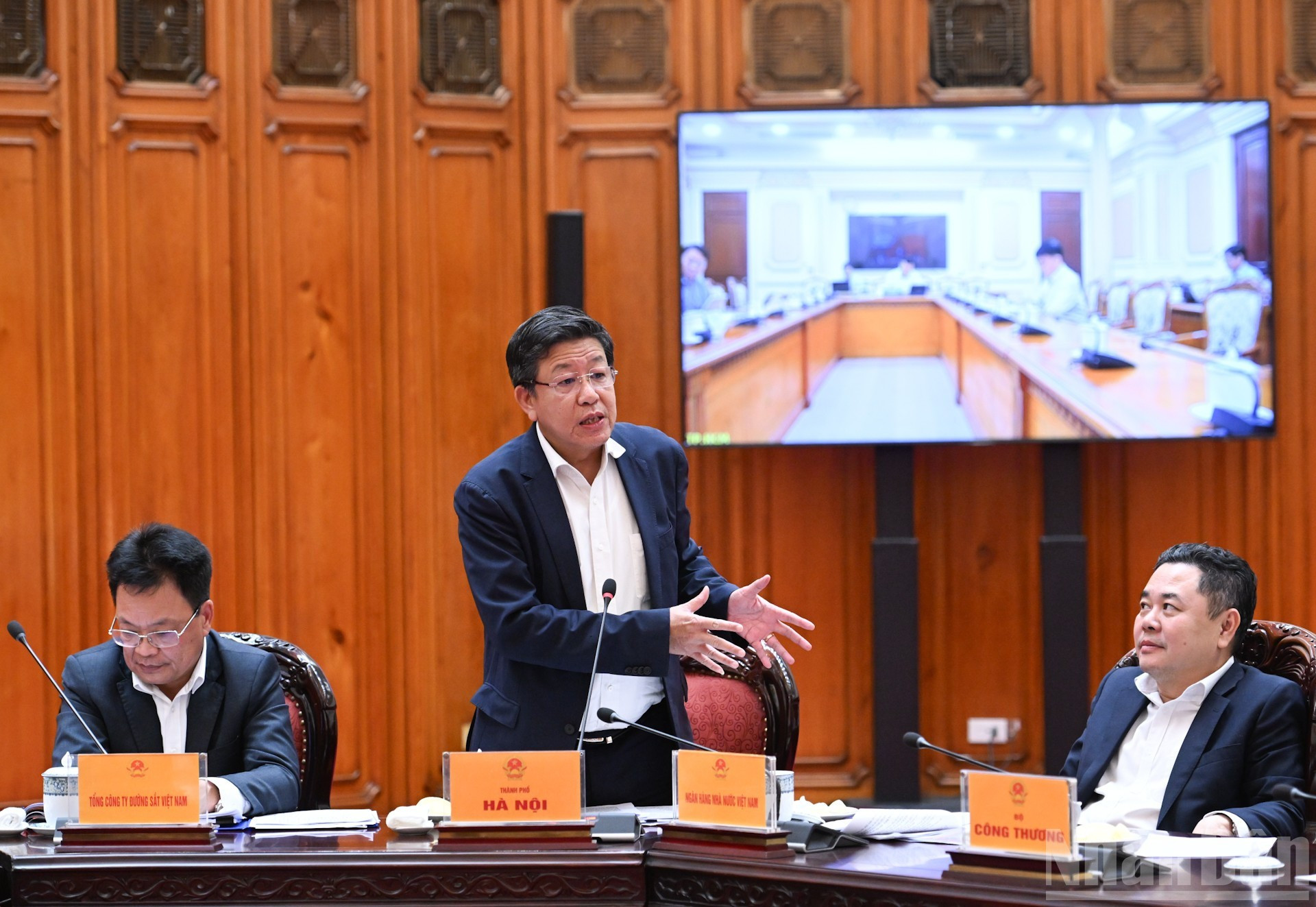 Le vice-président du Comité populaire de la ville de Hanoï, Duong Duc Tuan, donne son avis lors de la réunion. Photo : Tran Hai/NDEL