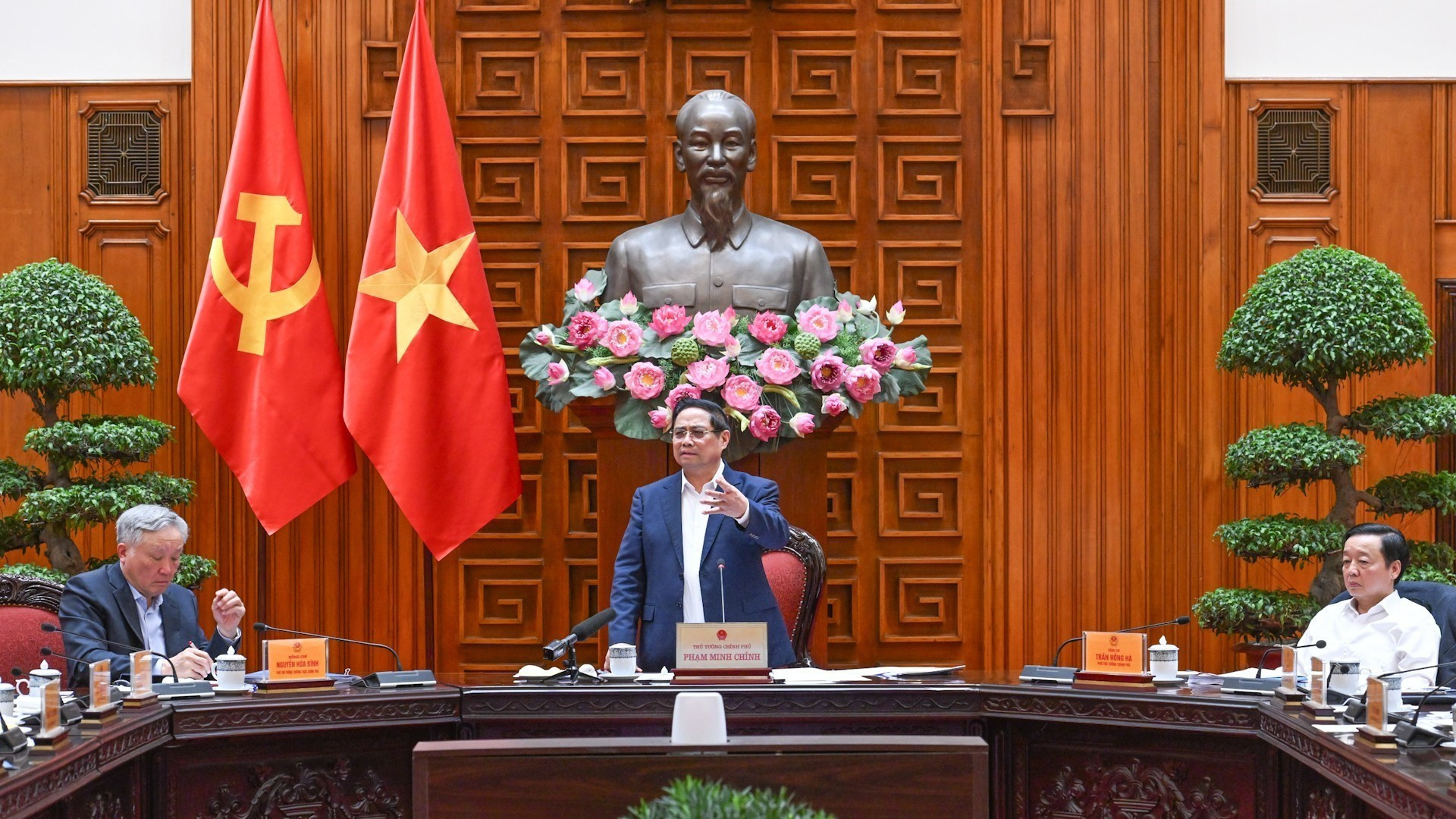 Le Premier ministre Pham Minh Chinh (debout) lors de la réunion. Photo : NDEL