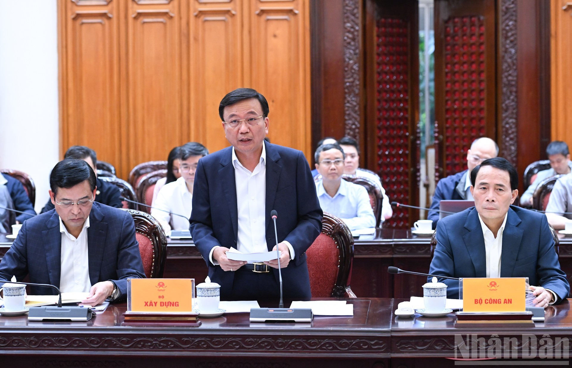 Le vice-ministre de la Construction, Nguyen Danh Huy, s'exprime lors de la réunion. Photo : Tran Hai/NDEL