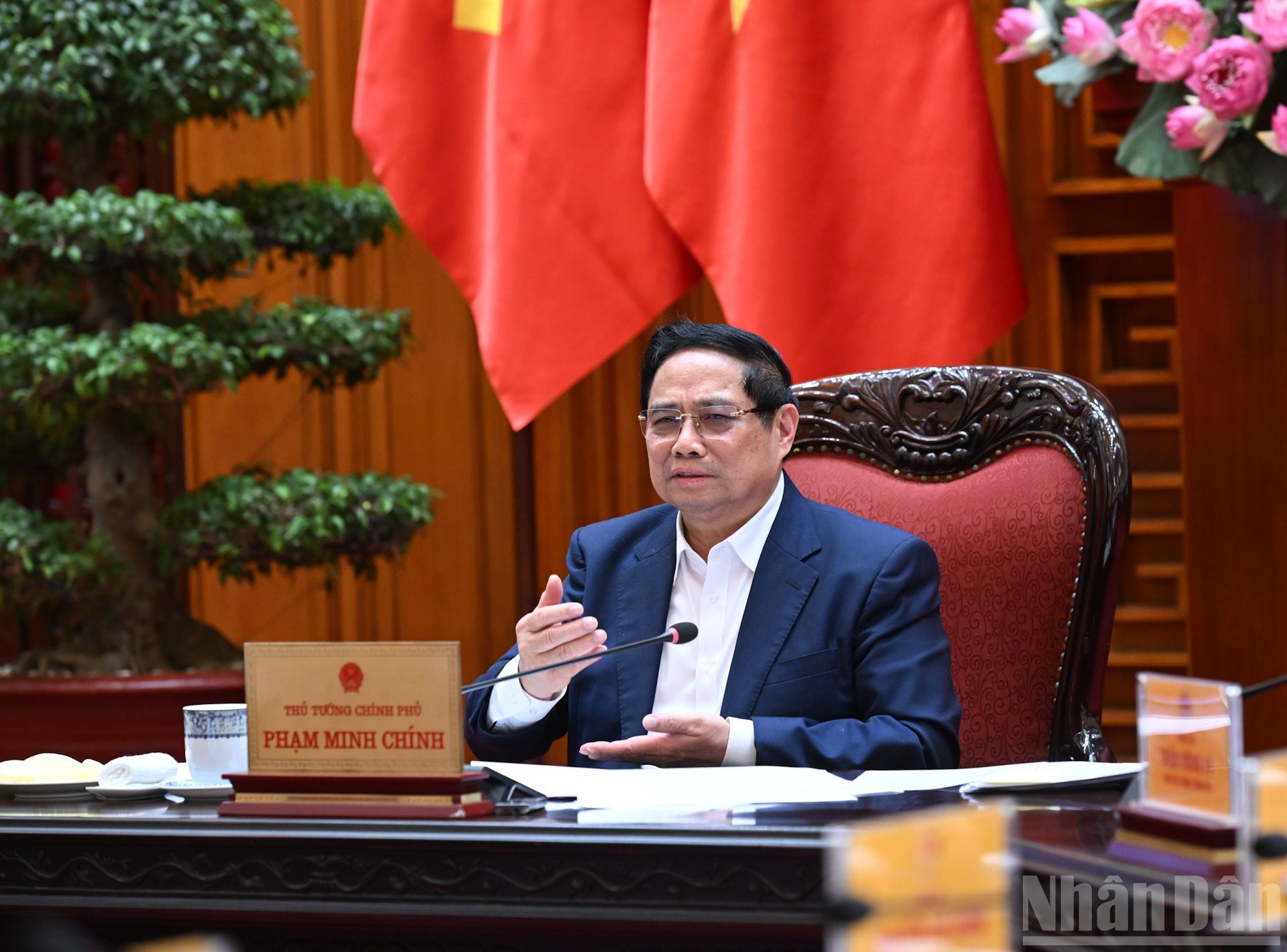 Le Premier ministre Pham Minh Chinh préside la réunion de la permanence du gouvernement avec les ministères et les représentants de Hanoï et Hô Chi Minh-Ville pour discuter des principaux projets ferroviaires. Photo : Tran Hai/NDEL