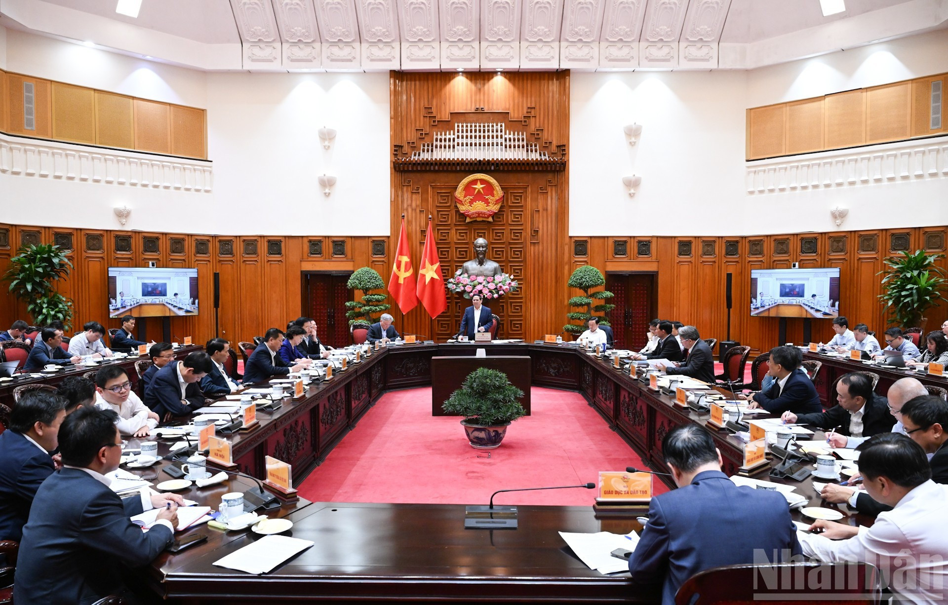 Vue générale de la réunion de la permanence du gouvernement avec les ministères et les représentants de Hanoï et Hô Chi Minh-Ville pour discuter des principaux projets ferroviaires, le 23 décembre à Hanoï. Photo : Tran Hai/NDEL