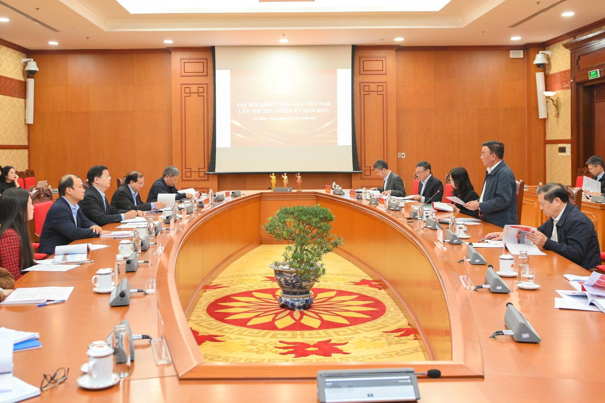 Tran Cam Tu a enfin insisté sur la nécessité d&apos;une coordination étroite entre les commissions pour valider des contenus de communication, conformes aux documents du Parti, l&apos;objectif étant de soumettre au plus vite une proposition finale et optimale à l&apos;approbation du Bureau politique. Photo : The Dai/NDEL