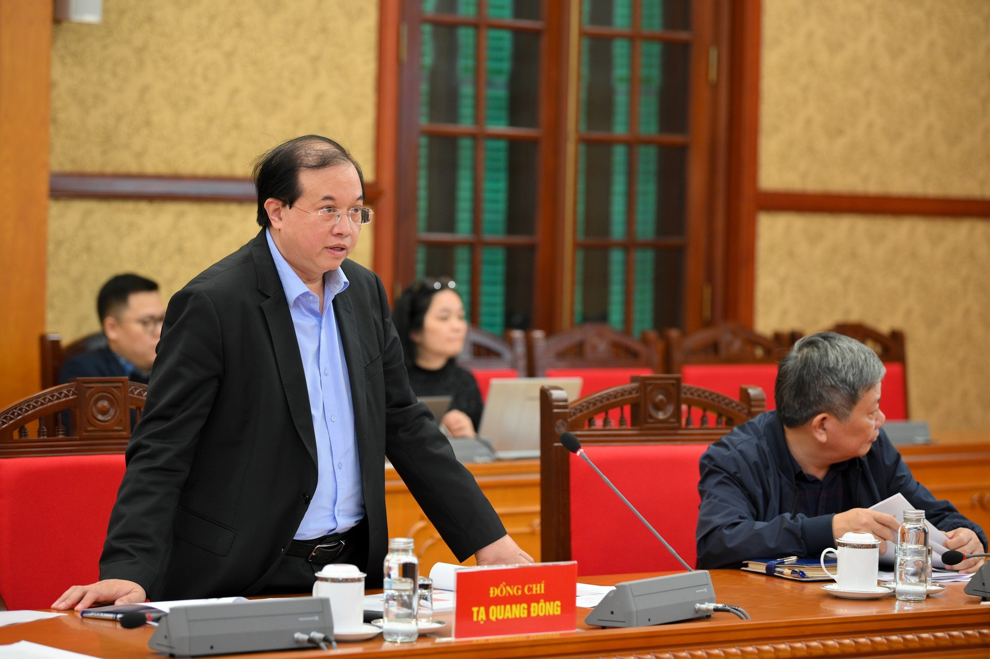 Le vice-ministre vietnamien de la Culture, des Sports et du Tourisme, Ta Quang Dong, présente un rapport lors de la réunion. Photo : The Dai/NDEL