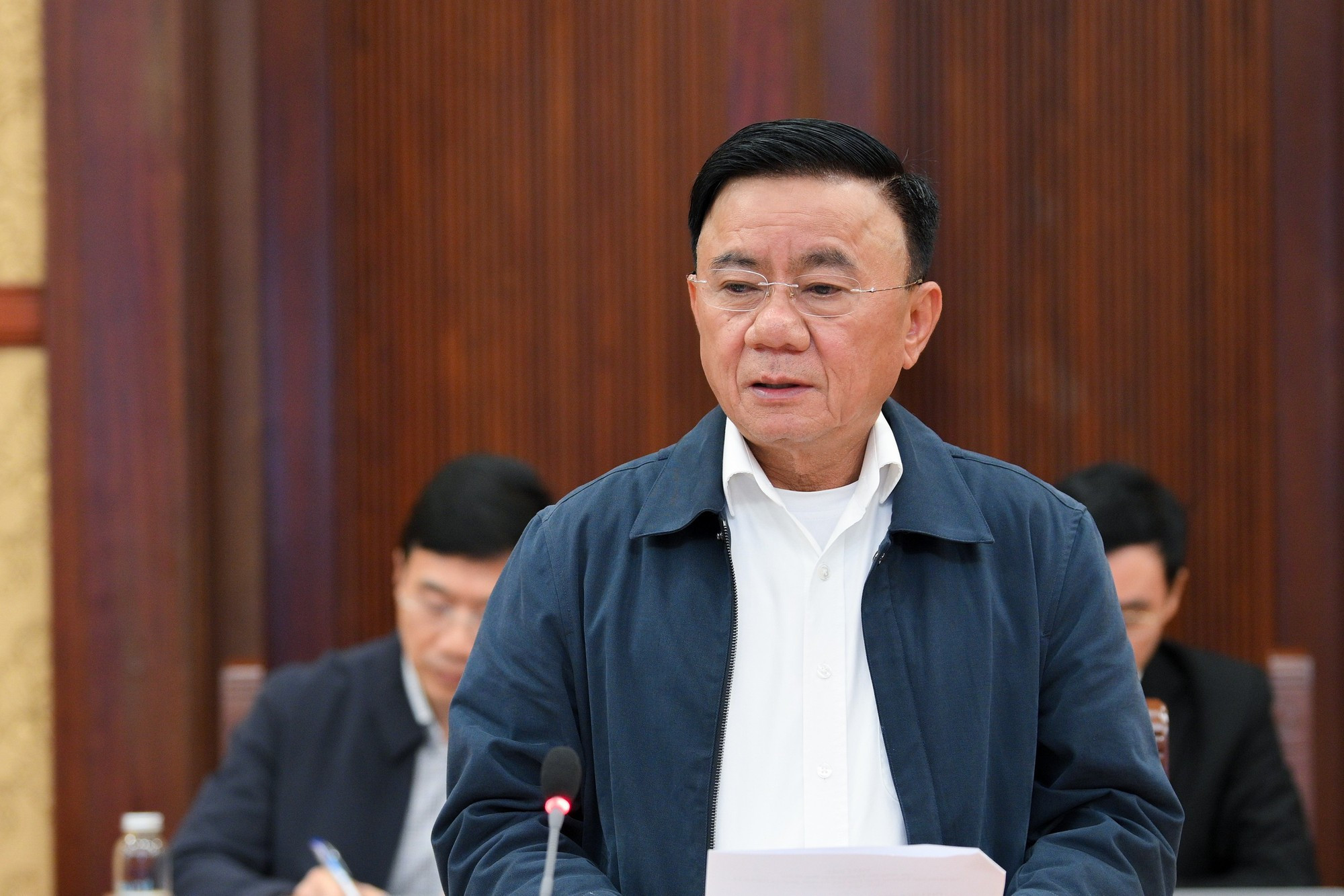 En sa qualité de chef du sous-comité d’organisation au service du XIVe Congrès national du Parti, Tran Cam Tu a salué le travail accompli, soulignant l&apos;importance capitale de cet événement politique qui, malgré des délais serrés, requiert une exigence élevée en matière d&apos;innovation technique et esthétique. Il a exhorté les parties prenantes à appliquer rigoureusement les directives du secrétaire général du Parti, To Lam, et les conclusions du Bureau politique et du Secrétariat en la matière. Photo : The Dai/NDEL