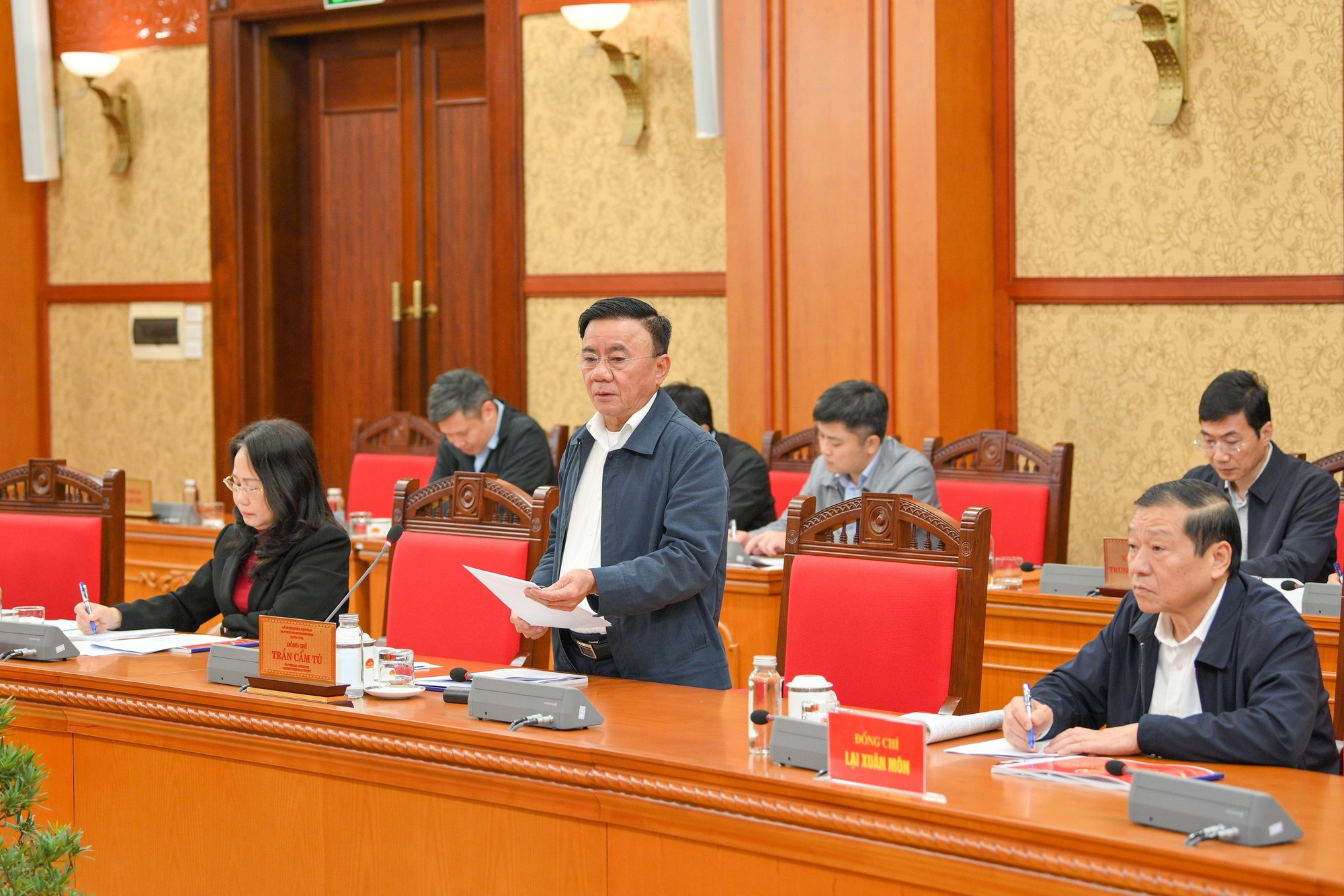 Tran Cam Tu, membre du Bureau politique, permanent du Secrétariat du Parti et chef du sous-comité de l’organisation au service du XIVe Congrès du Parti, prend la parole lors de la réunion. Photo : The Dai/NDEL