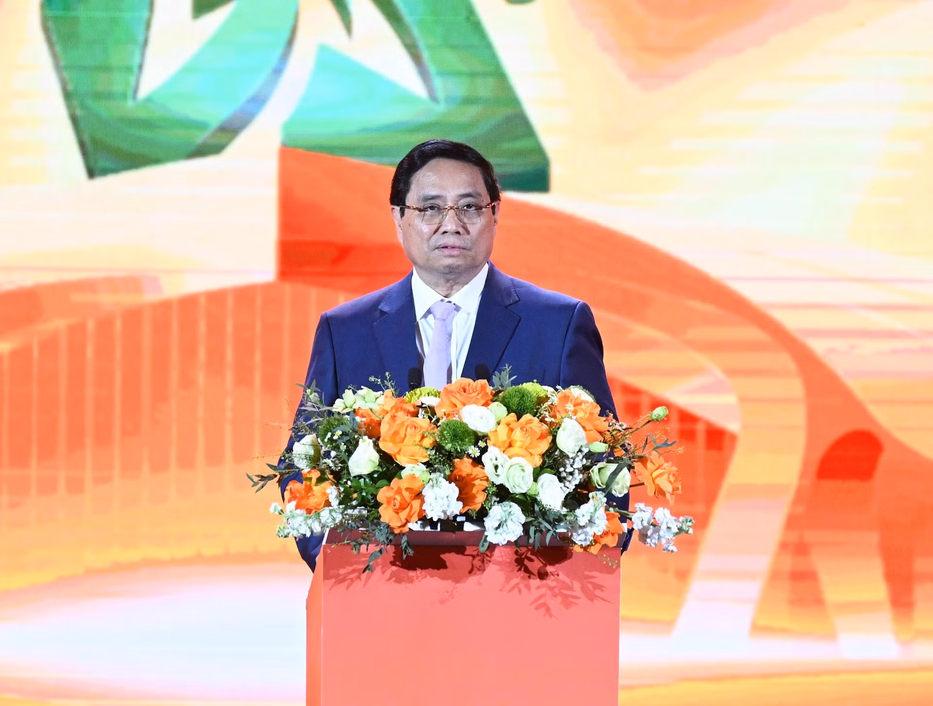Selon le Premier ministre Pham Minh Chinh, la Foire d’automne 2025 constitue une véritable plate-forme d’échanges mettant en valeur le rôle central de l’homme - à la fois acteur, moteur et ressource de toute activité économique. Cette foire est devenue une fête de la technologie, de la créativité et de la culture, illustrant la valeur fondamentale selon laquelle "le développement économique doit aller de pair avec le développement culturel, social et humain". Photo : Tran Hai/NDEL