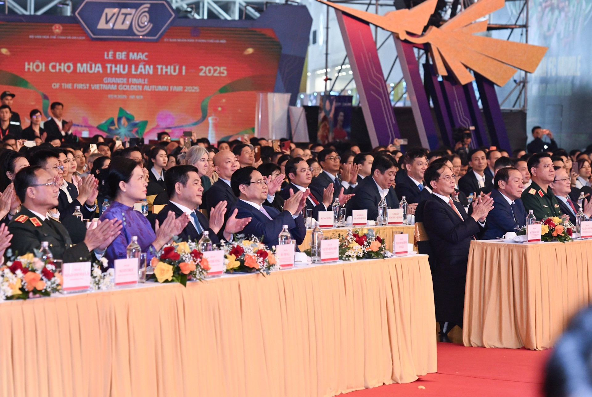 Le Premier ministre Pham Minh Chinh et les délégués lors de la cérémonie de clôture de la première Foire d&apos;automne 2025, le 3 novembre au soir, au Centre d’exposition du Vietnam à Dong Anh (Hanoï). Photo : Tran Hai/NDEL