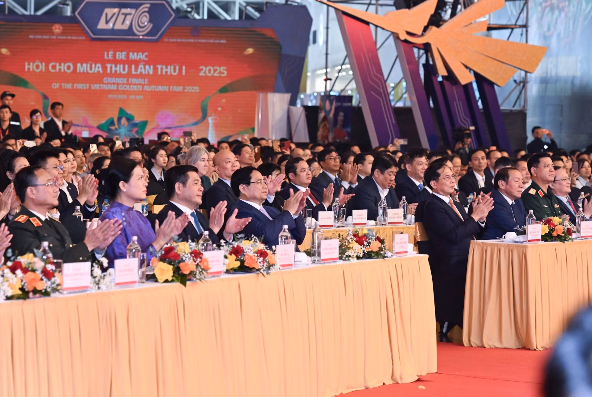 Le Premier ministre Pham Minh Chinh et les délégués lors de la cérémonie de clôture de la première Foire d'automne 2025, le 3 novembre au soir, au Centre d’exposition du Vietnam à Dong Anh (Hanoï). Photo : Tran Hai/NDEL