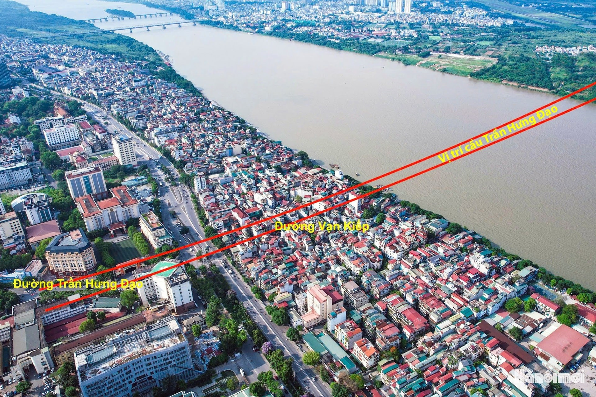 À l’occasion du 71ᵉ anniversaire de la Libération de la capitale, une série de grands projets structurants ont également été lancés simultanément à Hanoï. Parmi eux figurent le projet de construction du pont Tran Hung Dao ; le projet du pont Thuong Cat et des routes reliant les deux extrémités du pont ; la ligne de métro n°2, reliant Nam Thang Long à Tran Hung Dao ; le projet d’aménagement d’un parc linéaire le long des deux rives de la rivière To Lich ; le projet de construction de l’École de formation des cadres Le Hong Phong ; ou encore le nouvel hôpital de néphrologie de Hanoï (deuxième site). Photo : hanoimoi.