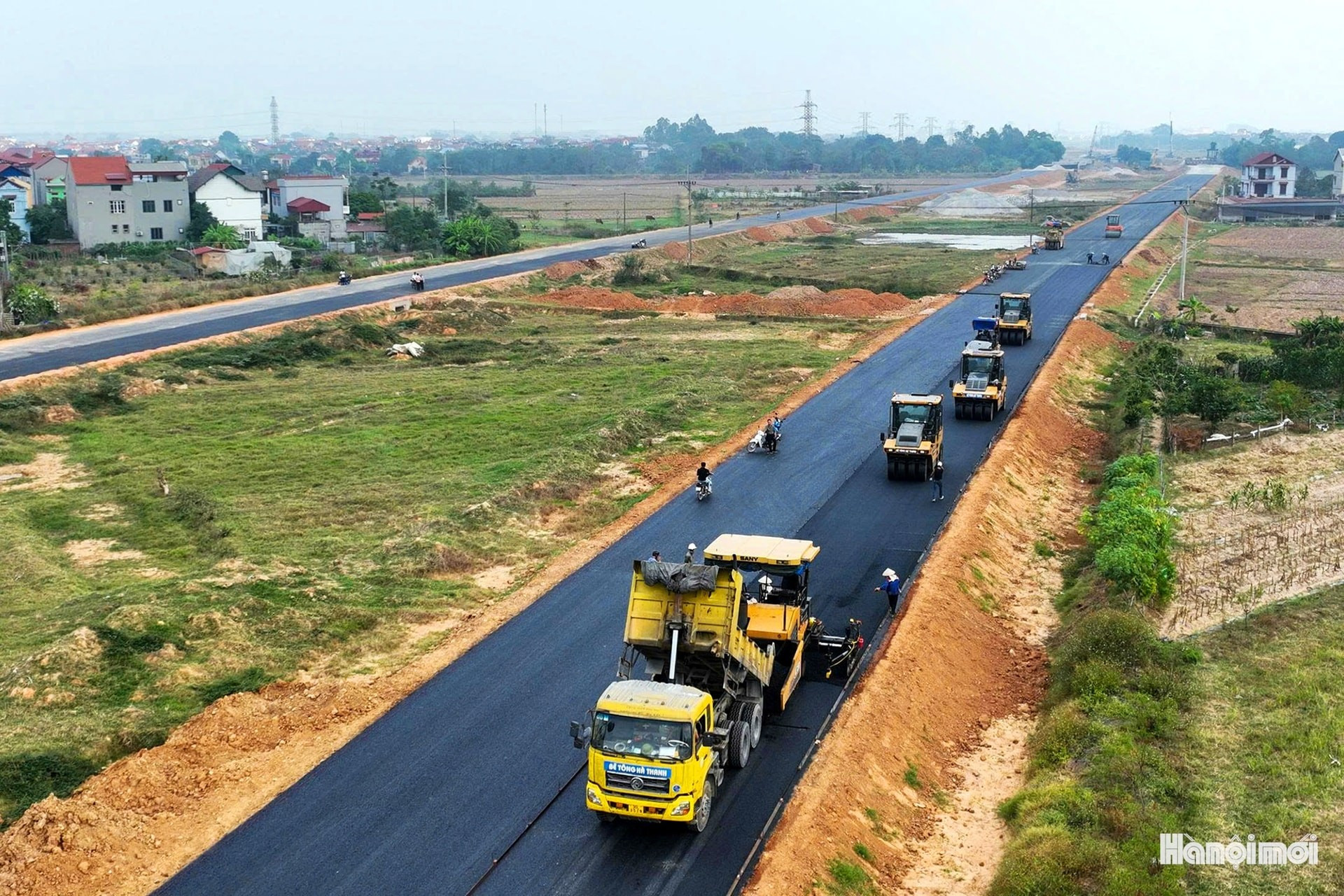 La route périphérique n°4 dans la région de la capitale de Hanoï mesure environ 112,8 km de long, dont environ 58,2 km à Hanoï, près de 19,3 km dans la province de Hung Yen et quelque 35,3 km dans la province de Bac Ninh. Le projet comprend sept sous-projets. Son investissement pour la première phase de 2022 – 2028 s’élève à de plus de 85.813 milliards de dongs (3,73 milliards de dollars), dont plus de 28 100 milliards de dongs proviennent du budget de l&apos;État, plus de 28 190 milliards du budget local et le reste des entreprises sous forme de construction-exploitation-transfert. Photo : hanoimoi.