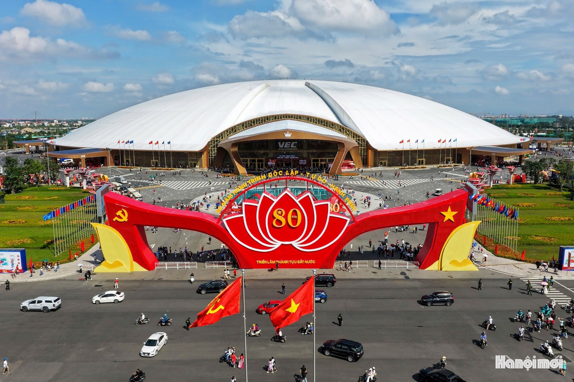 Après près de dix mois de travaux, le Centre national des expositions (VEC) a été inauguré le 19 août 2025 à Dông Anh (Hanoï). Il est appelé à devenir le plus grand complexe d’exposition d’Asie du Sud-Est et figure déjà parmi les dix plus vastes au monde. Porté par Vingroup, l’ouvrage couvre plus de 304 000 m² de surface intérieure et 200 000 m² en extérieur. Outre son architecture singulière, il regroupe neuf blocs d’exposition intérieurs (environ 10.000 m² chacun), un hall principal de 7 000 m², un espace d’exposition permanent (bloc A) ainsi que quatre parcs en plein air, dont le parc Nord, capable d’accueillir jusqu’à 50 000 personnes pour des concerts, festivals et démonstrations technologiques internationales. Photo : hanoimoi.