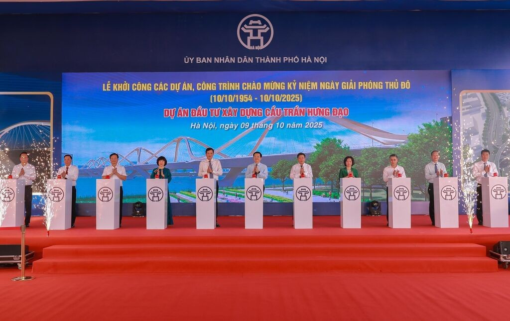 Le 9 octobre 2025, le Comité populaire de Hanoï a lancé la construction du pont Tran Hung Dao, l&apos;un des 18 ponts routiers prévus au-dessus du fleuve Rouge dans le cadre du Plan de développement des transports de la capitale jusqu&apos;en 2030, avec vision à l&apos;horizon 2050. Ce pont joue un rôle stratégique pour l&apos;urbanisation de la zone, la décongestion du centre-ville et la connexion des axes principaux des deux rives, contribuant à alléger le trafic sur les ponts de Chuong Duong et Vinh Tuy. Le projet, d&apos;une valeur de plus de 15 900 milliards de dongs (environ 603,4 millions de dollars), devrait être achevé en 2027. Sa longueur totale est d&apos;environ 4,18 km, incluant un pont principal de 870 mètres (composé de six travées) et trois échangeurs intégrés aux routes existantes. Photo : VNA