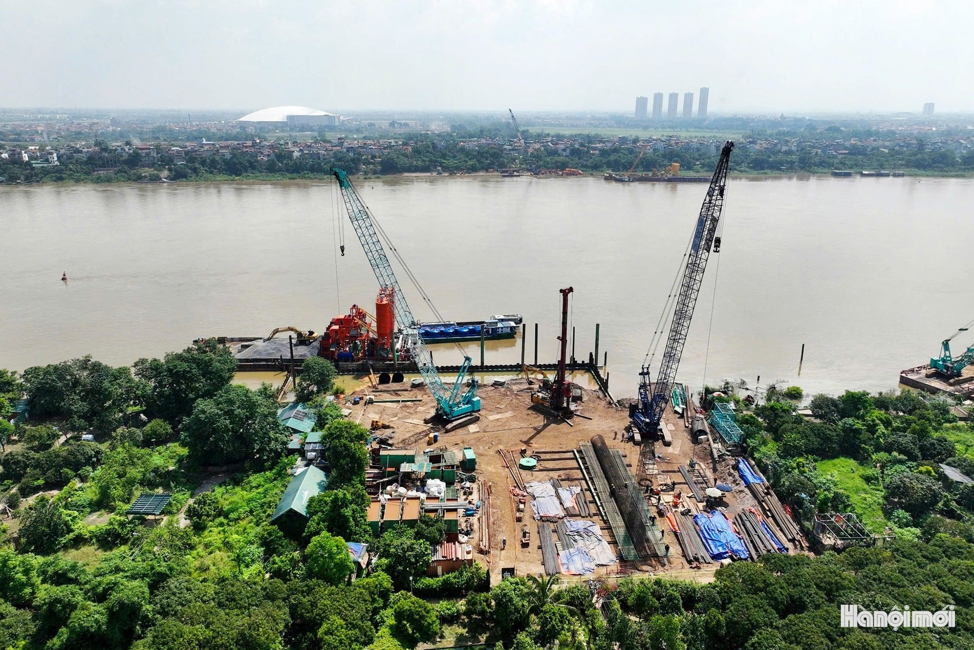 Le projet du pont Tu Lien comprend le pont proprement dit, d&apos;une longueur de 2,9 km, et une route de liaison vers l’autoroute Hanoï – Thai Nguyen, pour une longueur totale d’environ 11,5 km. L’ouvrage disposera de six voies pour véhicules à moteur, de deux voies mixtes et de deux voies piétonnes. Il est conçu selon une architecture à haubans et à croisillons. L’investissement total est estimé à environ 19 830 milliards de dôngs, et les travaux sont prévus pour la période 2025 – 2027. Photo : hanoimoi.