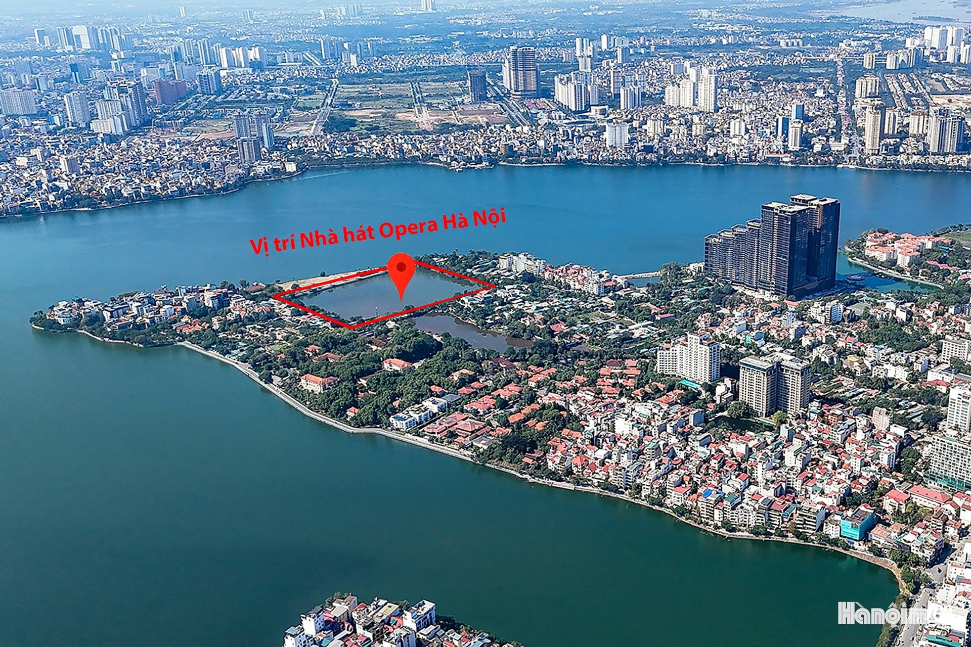 L&apos;opéra de Hanoï sera construit sur la péninsule de Quang An par le promoteur Sun Group, l’un des plus grands acteurs immobiliers du Vietnam. Le bâtiment abritera deux auditoriums principaux : une salle d’opéra de 1 797 places et une salle polyvalente de 1 430 places debout et 216 places en balcon, adaptée aux concerts, spectacles et événements de grande envergure. Le complexe comprendra également des salles de répétition, un musée, des terrasses panoramiques et un vaste foyer. Photo : hanoimoi.