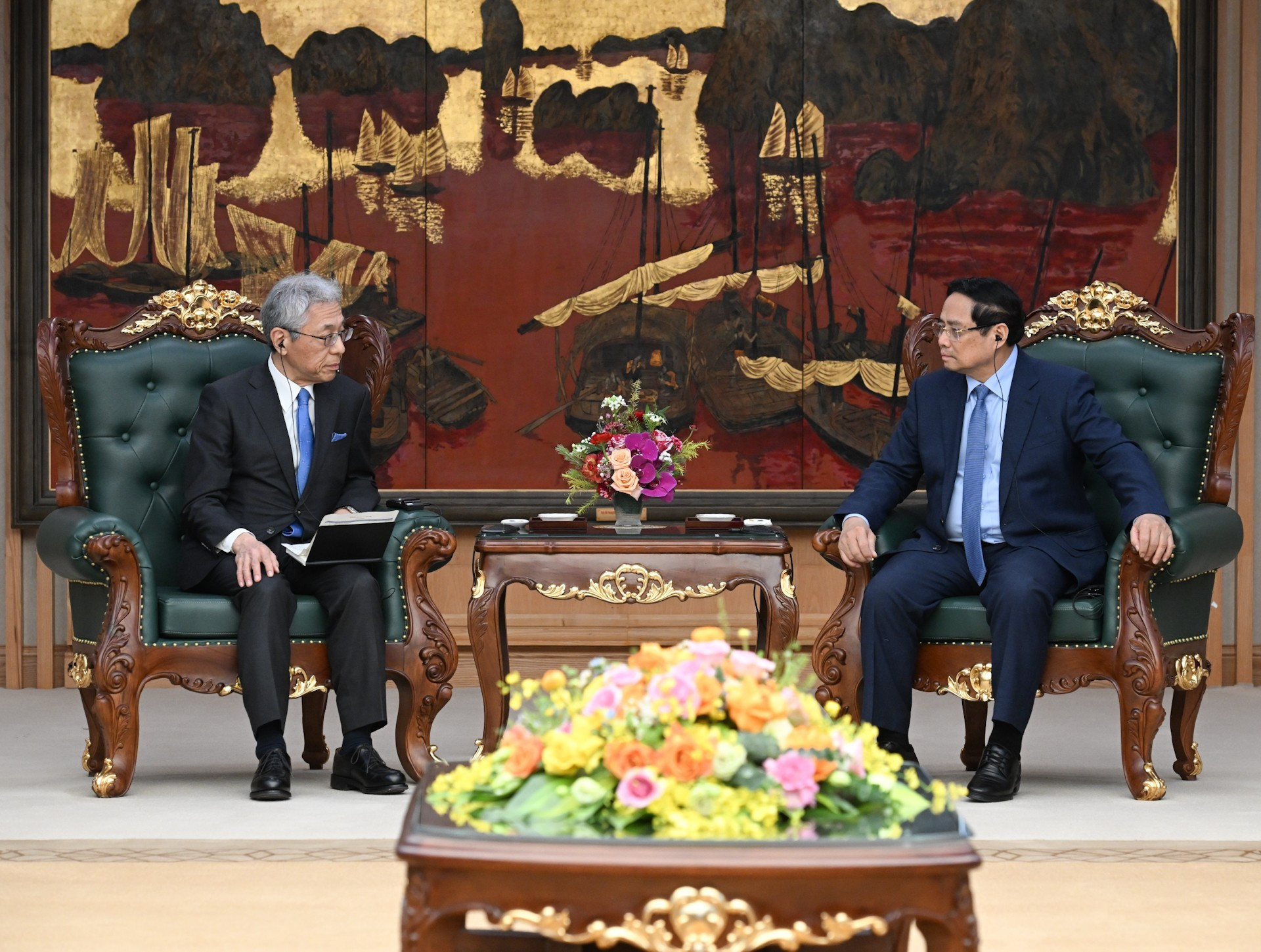 Soulignant le vaste potentiel de coopération économique Vietnam – Japon, le Premier ministre Pham Minh Chinh a remercié et salué le groupe japonais Mitsui pour ses investissements stratégiques et durables au Vietnam, notamment son engagement en faveur du projet gaz-électricité du Bloc B, qui a progressé rapidement ces derniers temps, ainsi que pour ses projets d’expansion futurs. Photo : Tran Hai/NDEL
