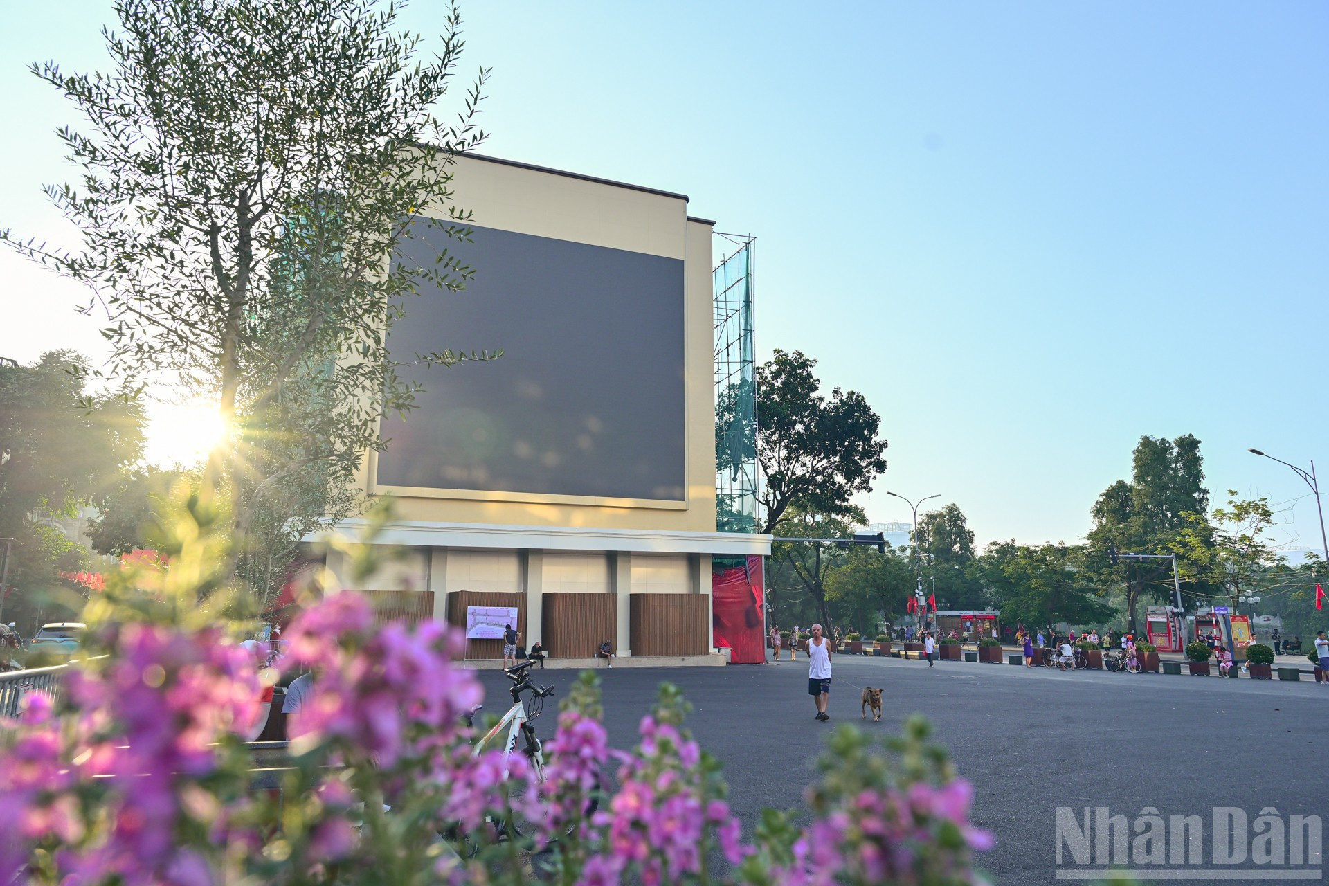 Les autorités municipales ont installé un grand écran LED sur la façade du n°7-9 de la rue Dinh Tien Hoang, ancien emplacement du bâtiment "Mâchoire de requin". Un côté du bâtiment est orné des centaines de drapeaux nationaux, commémorant la 80e Fête nationale du 2 septembre (1945 - 2025). Photo : Bao Long/NDEL