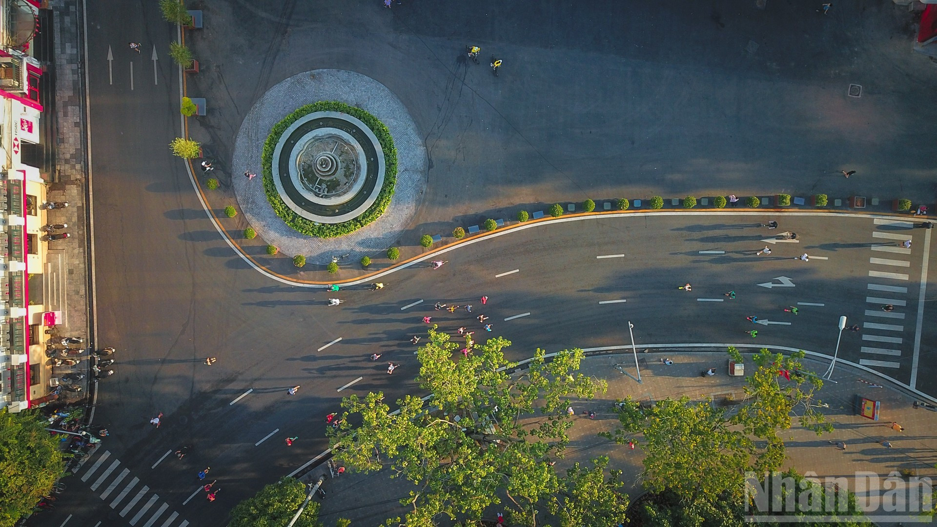 Le projet de rénovation s'inscrit dans le cadre du plan d'aménagement de la rive est du lac Hoan Kiem, qui vise à la transformer en un parc ouvert. Photo : Bao Long/NDEL