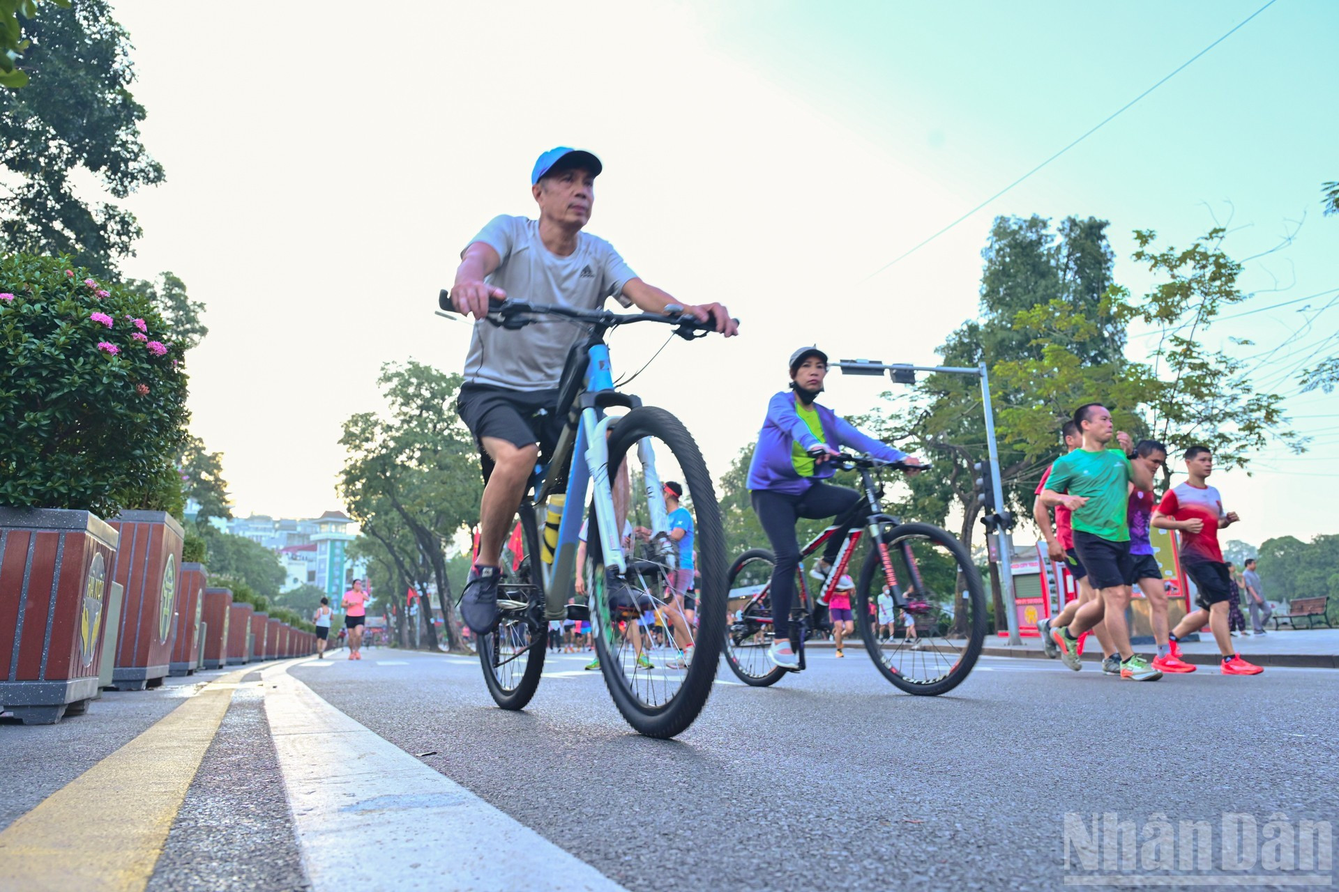 La deuxième phase comprendra des études sur le développement des installations souterraines sous la place, la poursuite de la modernisation des bâtiments adjacents donnant sur la place et l’amélioration complète des infrastructures techniques, conformément au statut du lac Hoàn Kiêm en tant que site patrimonial national spécial. Photo : Bao Long/NDEL