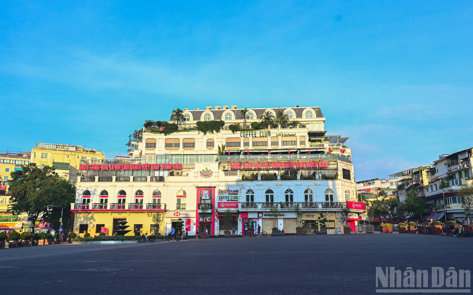 Après trois mois de travaux, les autorités de l’arrondissement de Hoan Kiưm ont achevé la première phase de rénovation de la place Dong Kinh Nghia Thuc, agrandissant la zone à 1,4 ha. Cette place est considérée comme faisant partie du "patrimoine vivant", un espace ouvert à la vie des gens et aux activités culturelles de la capitale. Photo : Bao Long/NDEL
