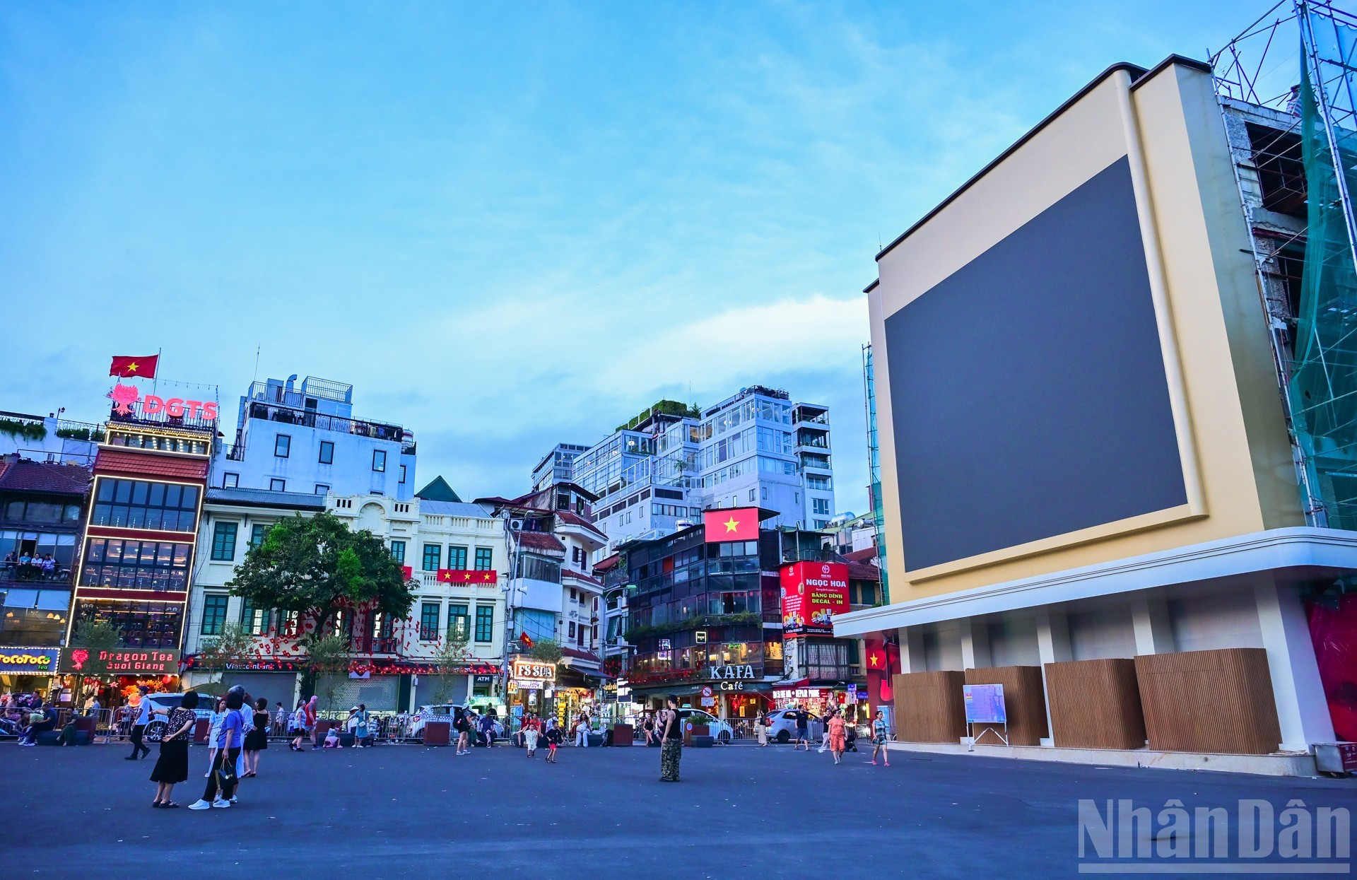 Hanoi a achevé des travaux majeurs de rénovation sur la place Dông Kinh Nghia Thuc, notamment la démolition du bâtiment "Mâchoire de requin", identifié comme un élément central du réaménagement, et la rénovation du restaurant Thuy Ta. Photo : Bao Long/NDEL