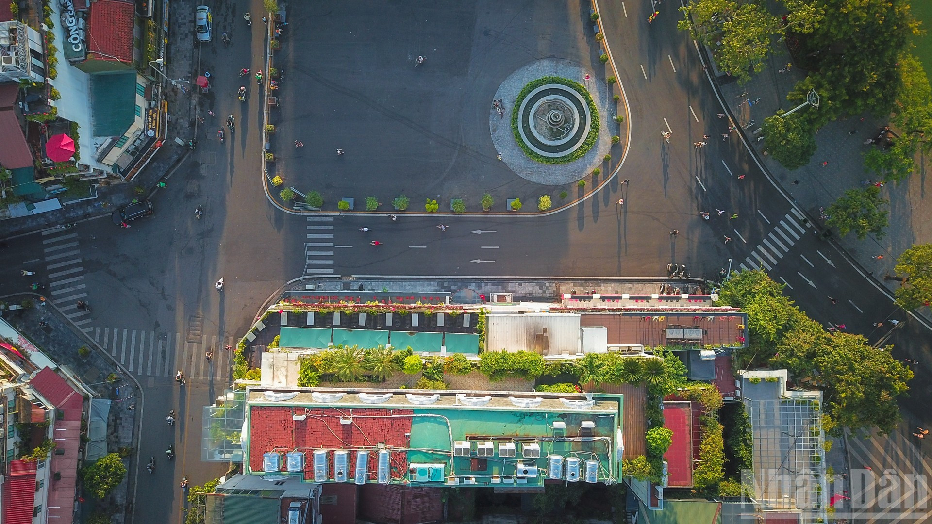 Cette démolition marque la première étape d’un plan de revitalisation de la place Dong Kinh Nghia Thuc, un espace symbolique reliant deux zones patrimoniales majeures : le complexe du lac Hoan Kiem et du temple Ngoc Son au sud et le vieux quartier historique au nord. Photo : Bao Long/NDEL