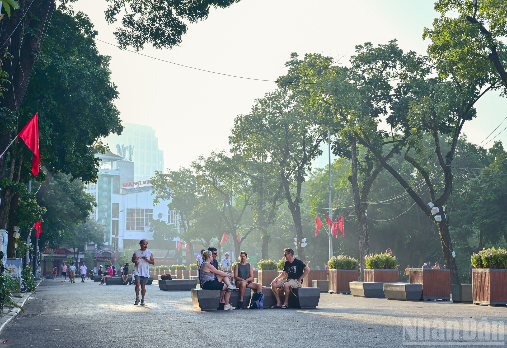 Les habitants et les touristes disposent désormais de plus grands espaces ouverts pour des activités culturelles et sportives, ou encore des expériences de voyage plus enrichissantes et authentiques. Photo : Bao Long/NDEL