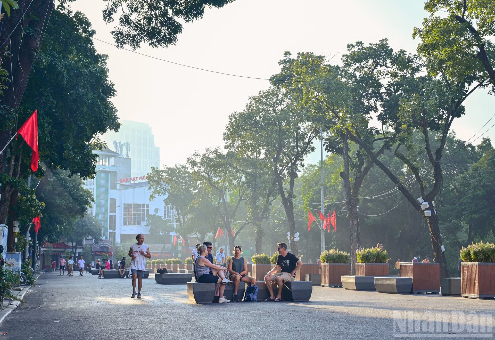 Les habitants et les touristes disposent désormais de plus grands espaces ouverts pour des activités culturelles et sportives, ou encore des expériences de voyage plus enrichissantes et authentiques. Photo : Bao Long/NDEL