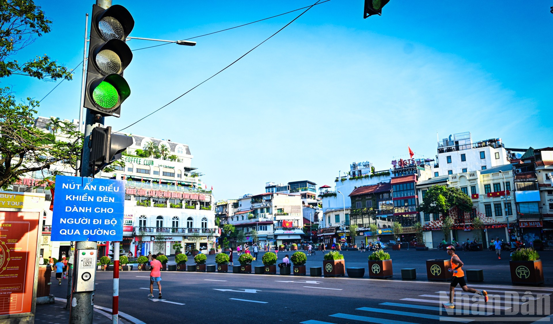 Des rangées de bancs en pierre offrent un espace de détente aux visiteurs. Photo : Bao Long/NDEL