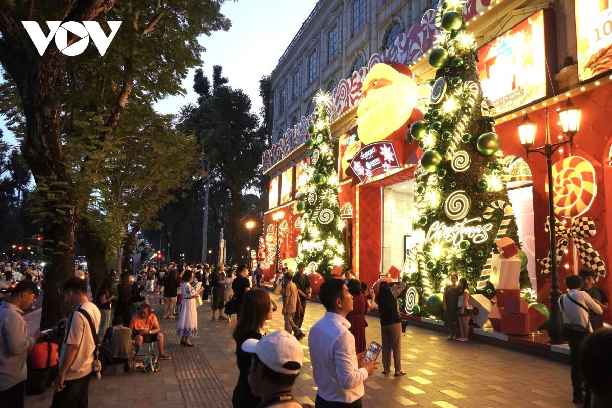 À l'approche de Noël, de nombreux centres commerciaux et parcs d'attractions sont décorés de lumières et de paysages miniatures divers et uniques pour accueillir les visiteurs. Photo : VOV