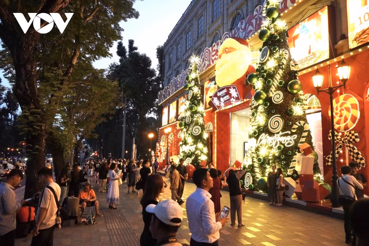 À l'approche de Noël, de nombreux centres commerciaux et parcs d'attractions sont décorés de lumières et de paysages miniatures divers et uniques pour accueillir les visiteurs. Photo : VOV