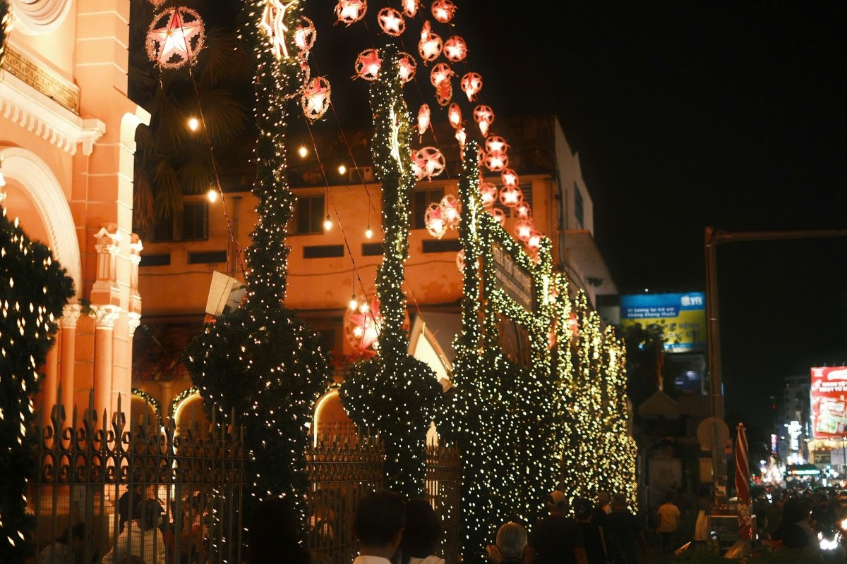 Décorations extérieures de l'église de Tan Dinh, dans le quartier de Xuan Hoa. Photo : VOV