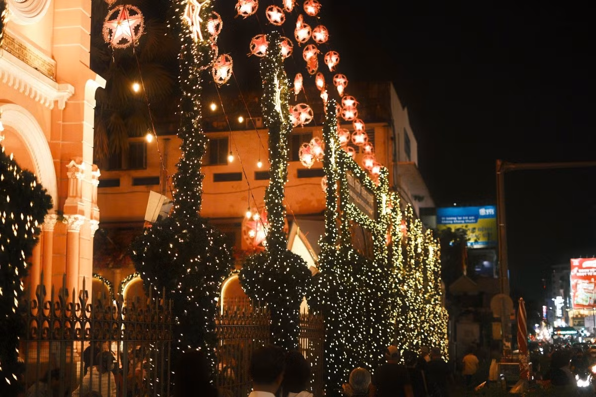 Décorations extérieures de l'église de Tan Dinh, dans le quartier de Xuan Hoa. Photo : VOV