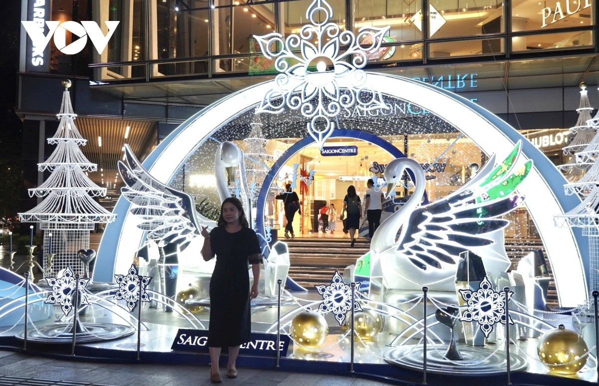 De nombreuses zones paysagères miniatures dans les centres commerciaux sont diversifiées pour attirer les touristes. Photo : VOV