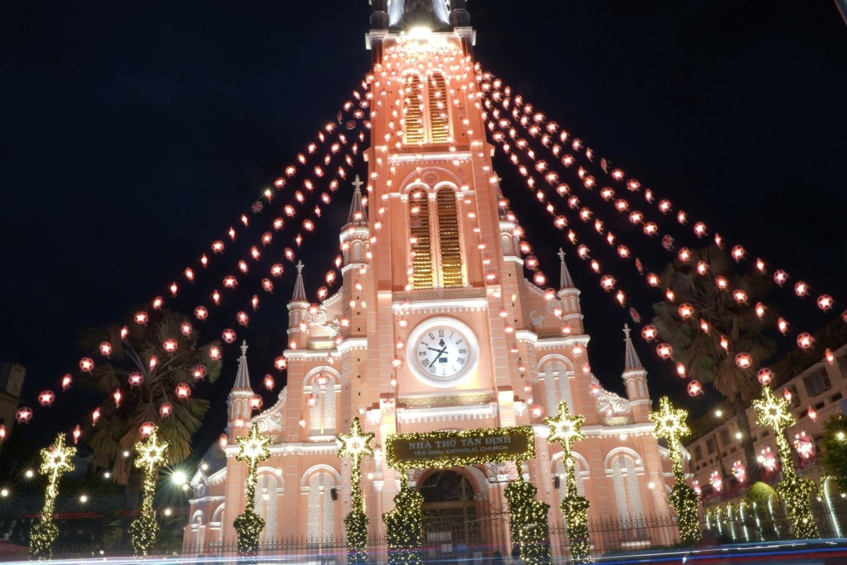 L'église de Tan Dinh est décorée de lanternes en forme d'étoile. Photo : VOV