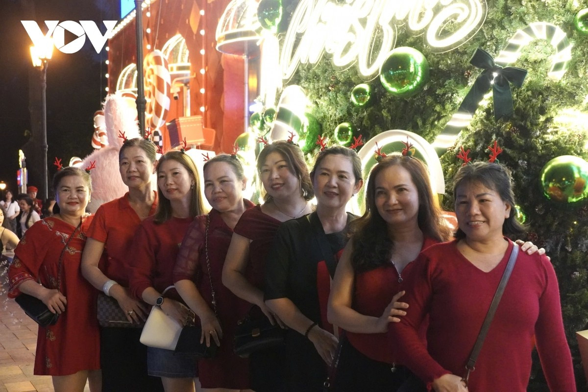 De nombreuses personnes choisissent le rouge comme couleur principale pour capturer les moments de Noël. Photo : VOV