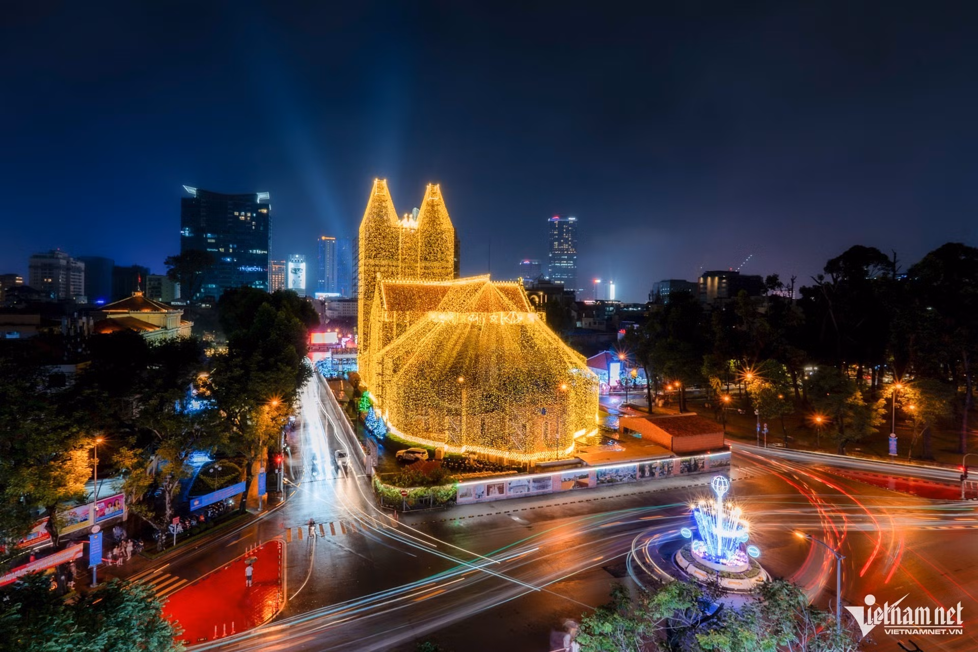 La cathédrale Notre-Dame scintille au centre de Hô Chi Minh-Ville, ravissant de nombreuses personnes. Photo : VOV.
