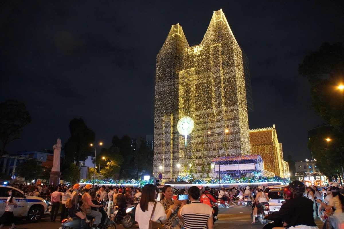 Dès les premiers jours de décembre, la cathédrale Notre-Dame, située dans le quartier de Saïgon, se pare de lumières LED éclatantes, attirant un grand nombre d'habitants et de touristes venus prendre des photos et s'imprégner de l'ambiance de Noël précoce au cœur de Hô Chi Minh-Ville. Photo : VOV