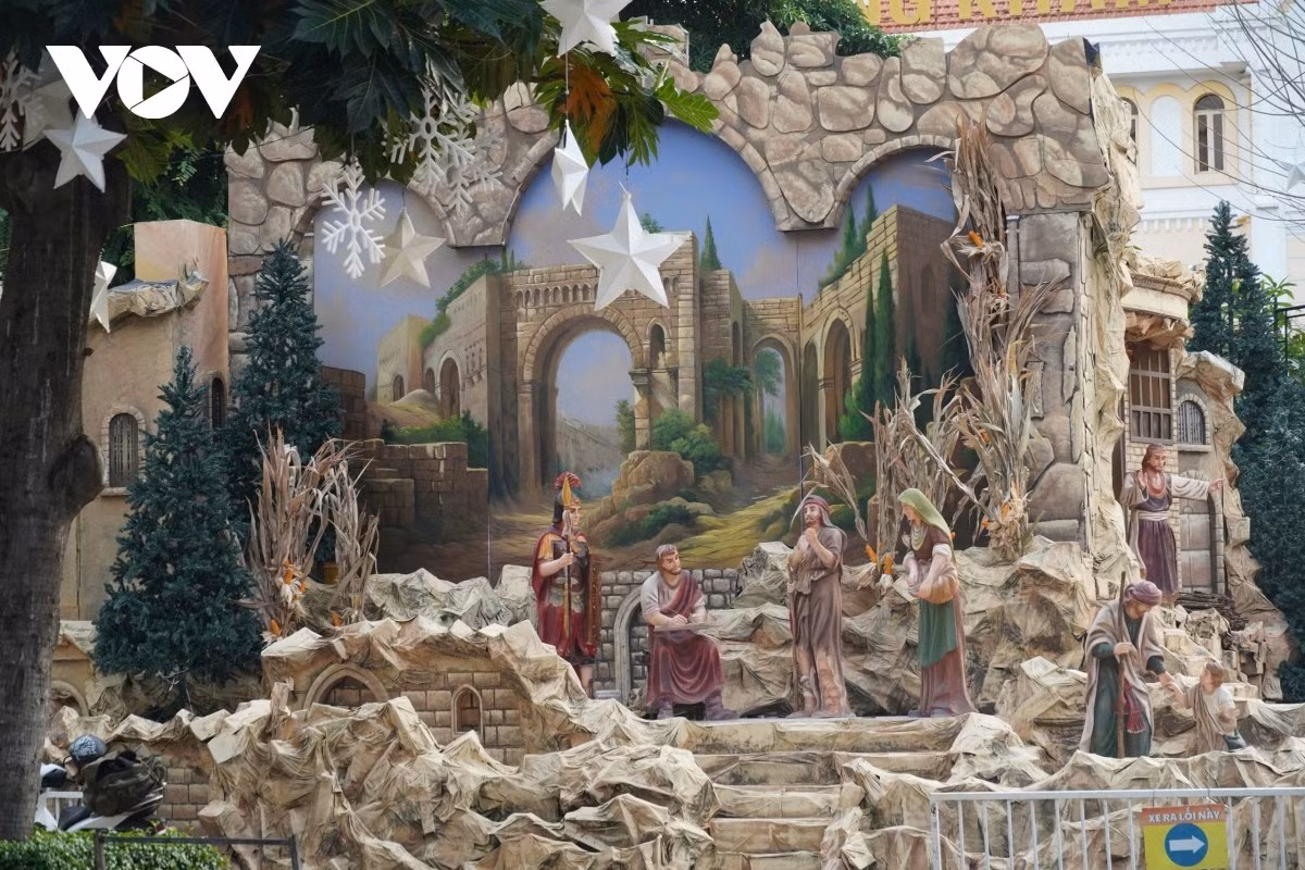 La décoration de Noël de l'église de Tan Dinh est presque terminée. Photo : VOV