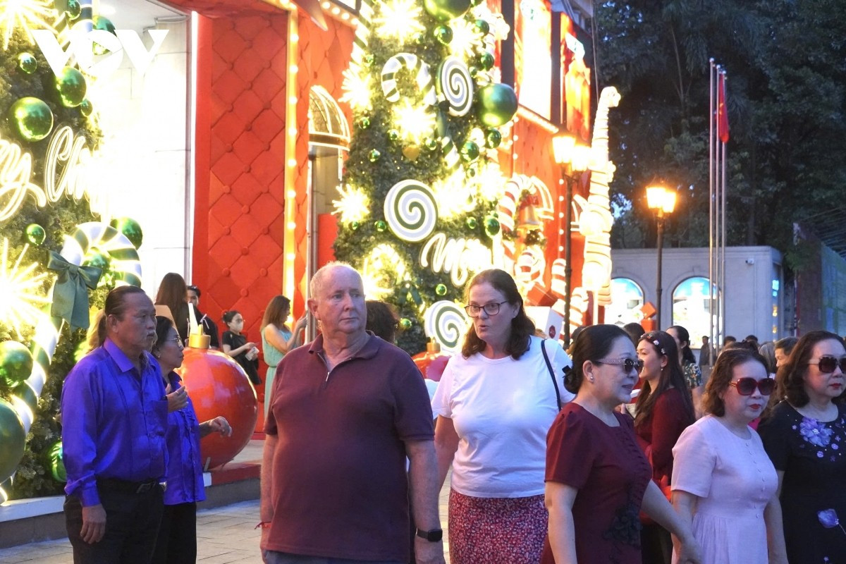 Toute la ville se pare de décorations éclatantes, attirant un grand nombre d'habitants et de touristes venus immortaliser ces instants festifs. Photo : VOV