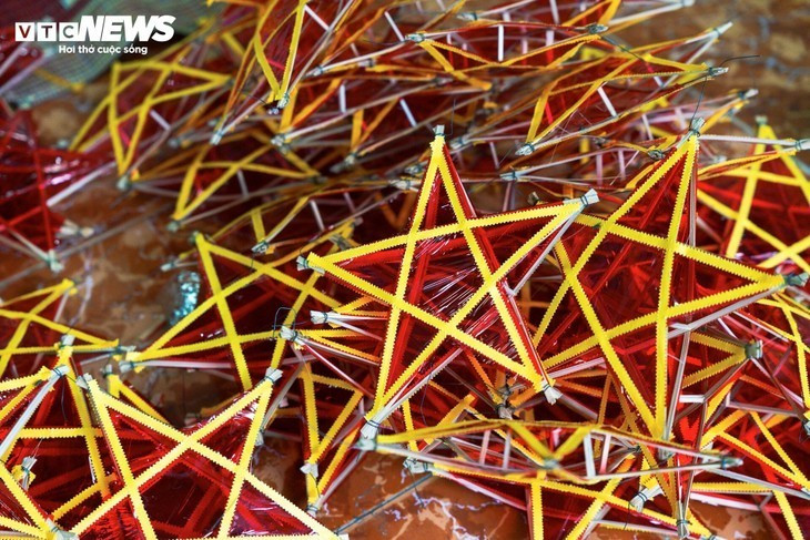 Vient ensuite la magie des couleurs: les feuilles de cellophane, tendues avec précision, recouvrent la structure. Une fois la bougie allumée, elles laissent filtrer une lumière chatoyante. Vient ensuite la magie des couleurs: les feuilles de cellophane, tendues avec précision, recouvrent la structure. Une fois la bougie allumée, elles laissent filtrer une lumière chatoyante.