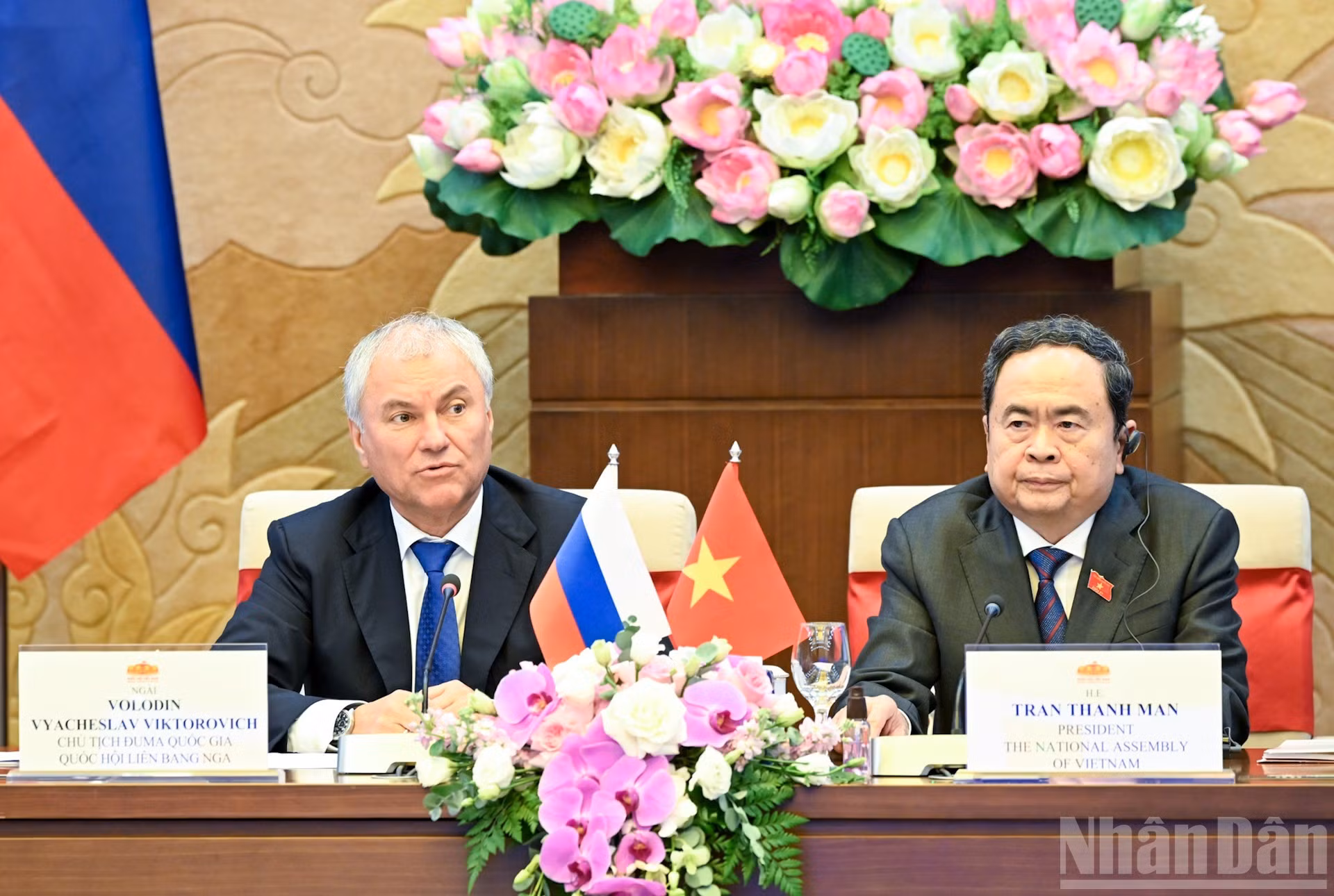 Le président de la Douma d'État russe, Viatcheslav Volodine (à gauche), prend la parole lors de la réunion. Photo : Duy Linh/NDEL