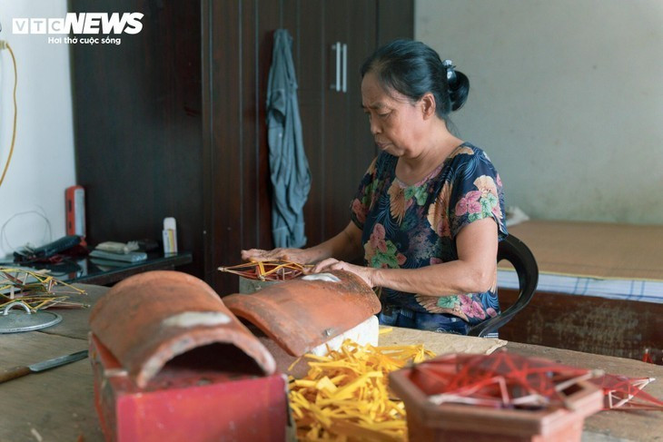 D’une main sûre, les artisans cintrent les baguettes de bambou pour former les cinq branches caractéristiques. D’une main sûre, les artisans cintrent les baguettes de bambou pour former les cinq branches caractéristiques.