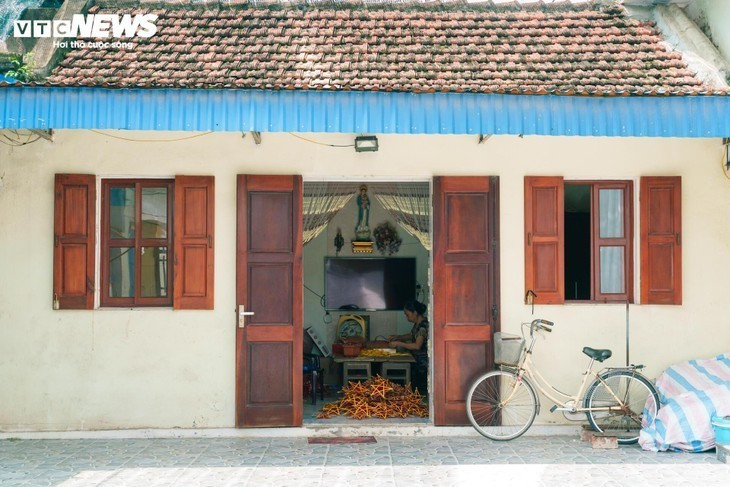 À une dizaine de kilomètres du quartier de Nam Dinh, Bao Dap se transforme en un vaste atelier. Dans ce village de près de 1000 foyers, majoritairement catholiques, les ruelles vibrent au rythme de la confection des lanternes. À une dizaine de kilomètres du quartier de Nam Dinh, Bao Dap se transforme en un vaste atelier. Dans ce village de près de 1000 foyers, majoritairement catholiques, les ruelles vibrent au rythme de la confection des lanternes.